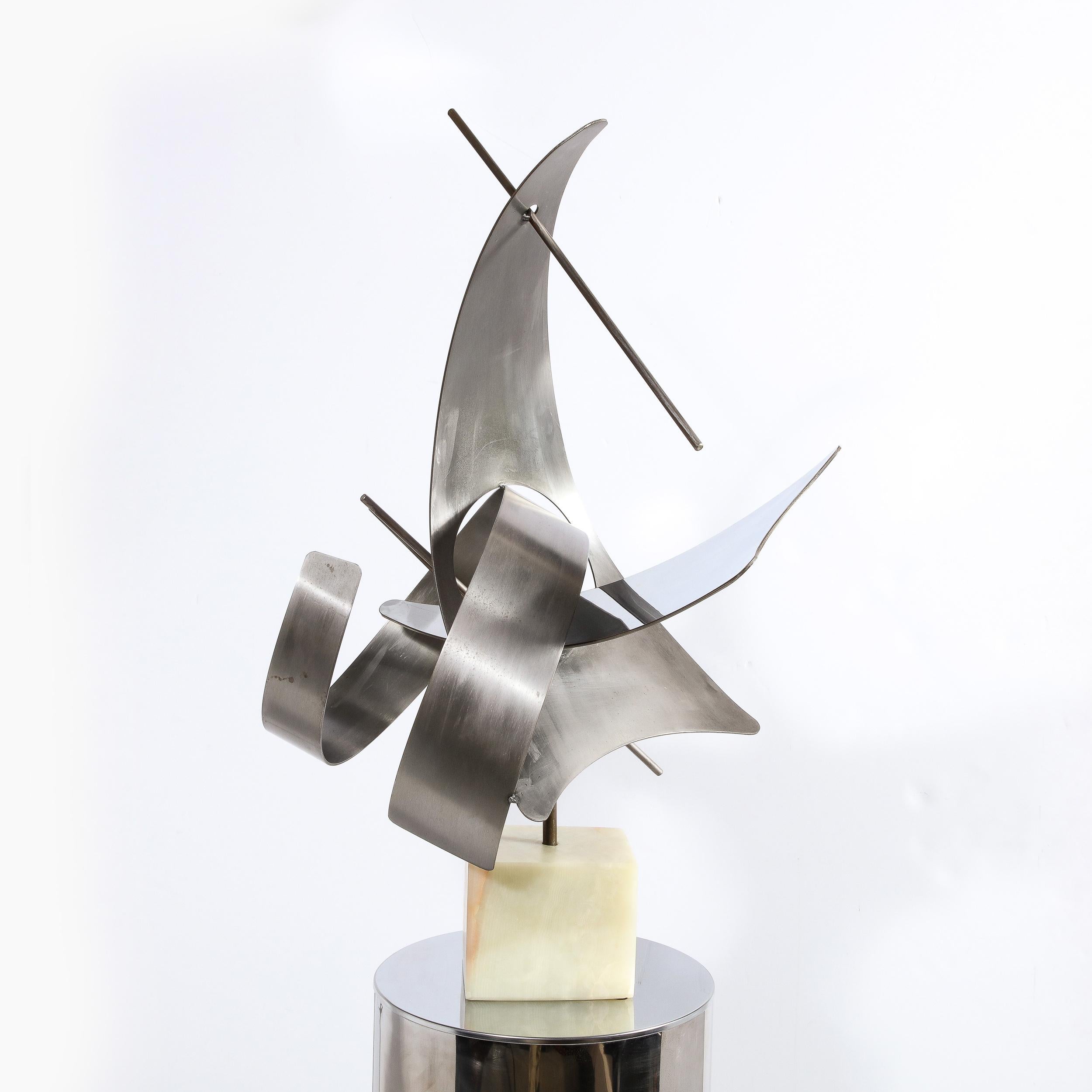 Modernistische geschwungene Skulptur aus gebürstetem Aluminium mit Onyxsockel, signiert Curtis J im Angebot 8