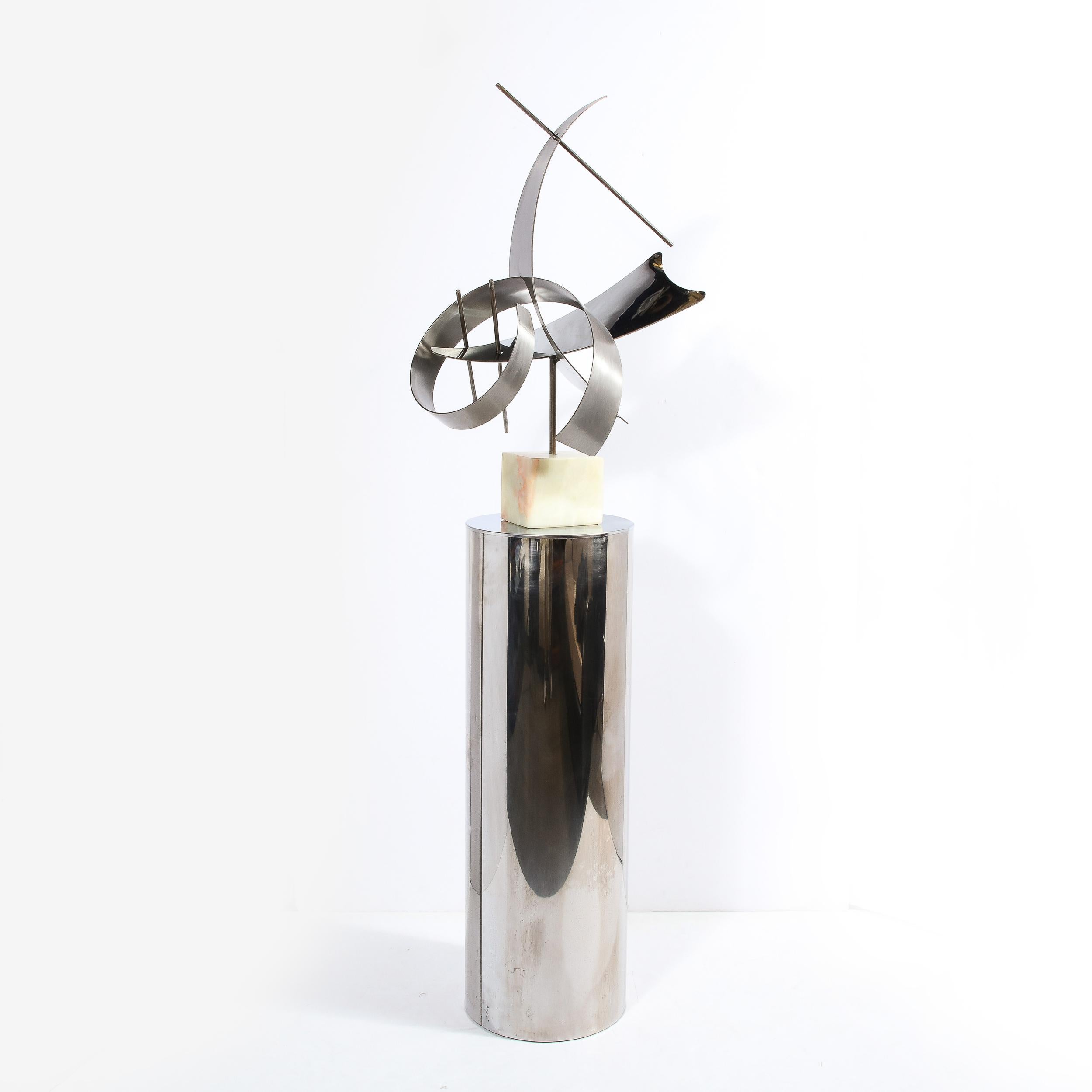 Modernistische geschwungene Skulptur aus gebürstetem Aluminium mit Onyxsockel, signiert Curtis J (Moderne) im Angebot