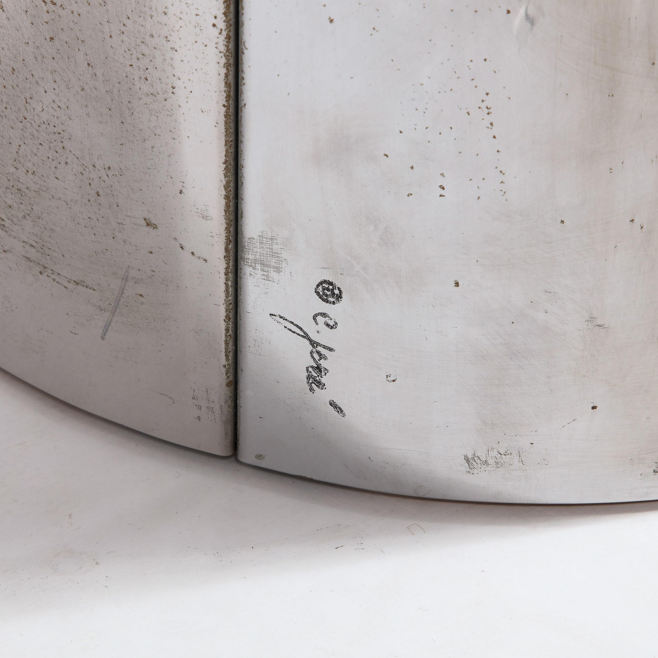 Modernistische geschwungene Skulptur aus gebürstetem Aluminium mit Onyxsockel, signiert Curtis J (amerikanisch) im Angebot