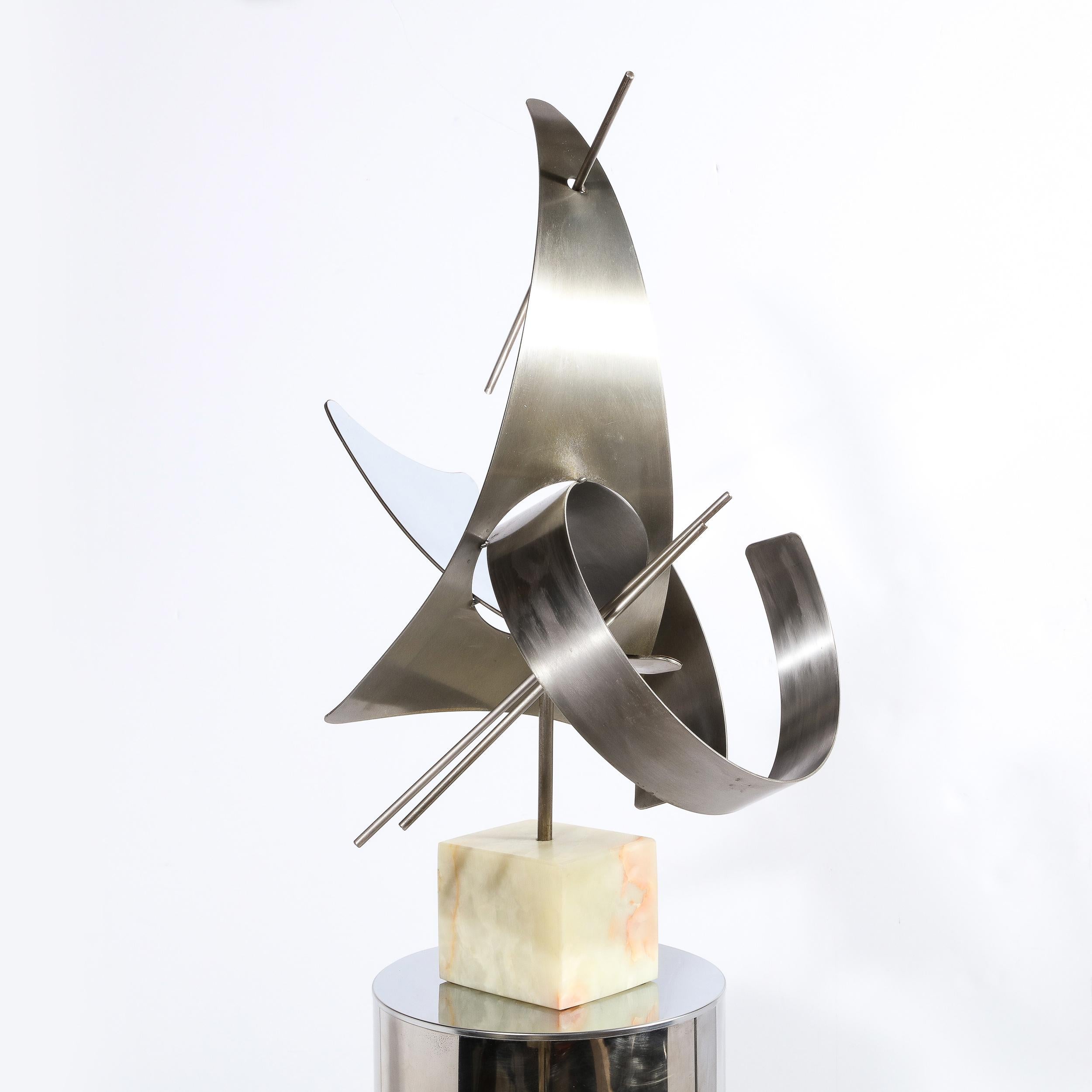 Aluminium Sculpture curviligne moderniste en aluminium brossé avec base en onyx signée Curtis J en vente