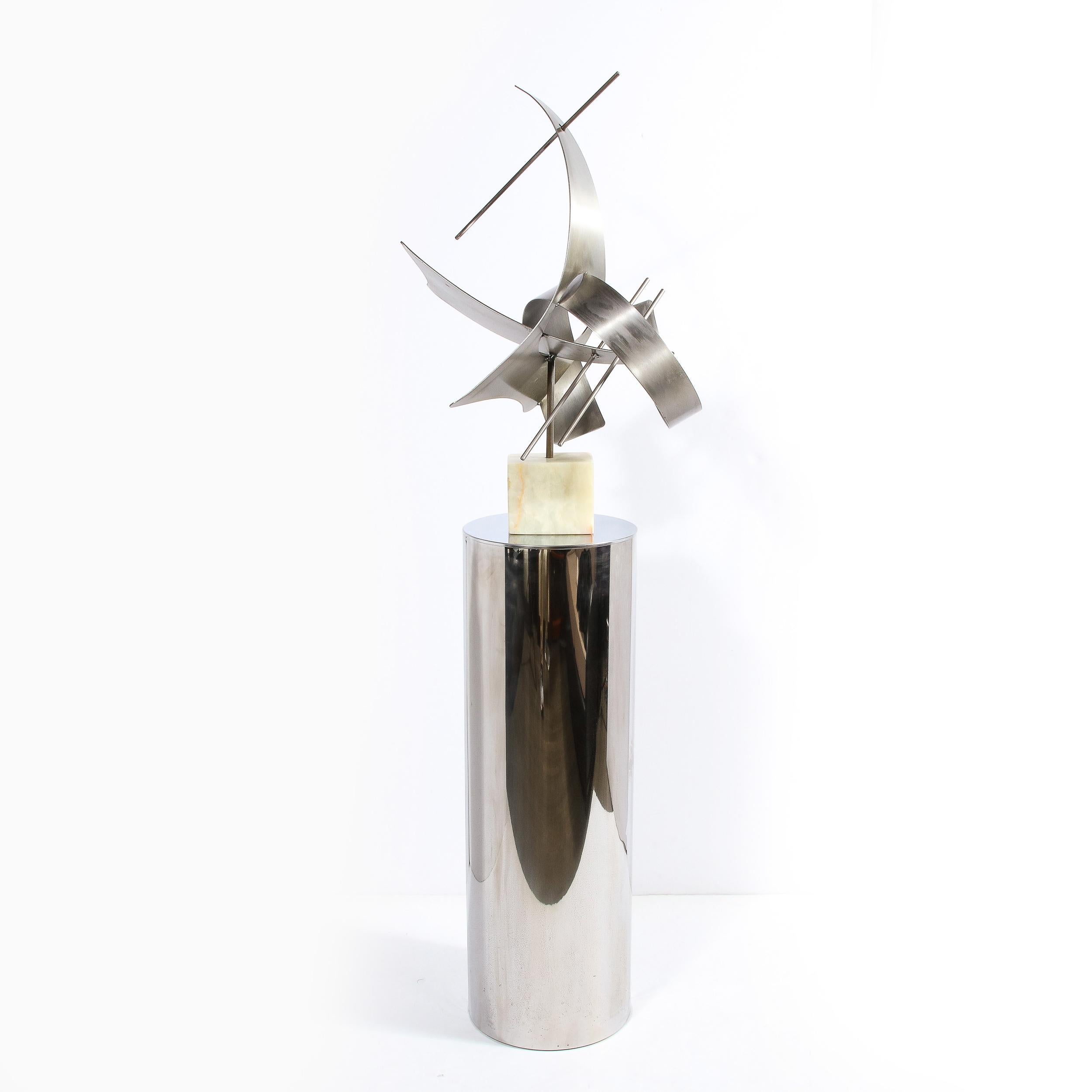 Modernistische geschwungene Skulptur aus gebürstetem Aluminium mit Onyxsockel, signiert Curtis J im Angebot 1