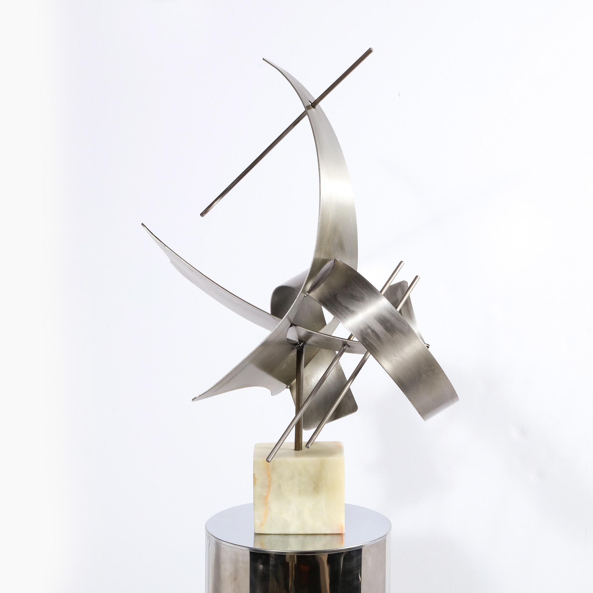Modernistische geschwungene Skulptur aus gebürstetem Aluminium mit Onyxsockel, signiert Curtis J im Angebot 2