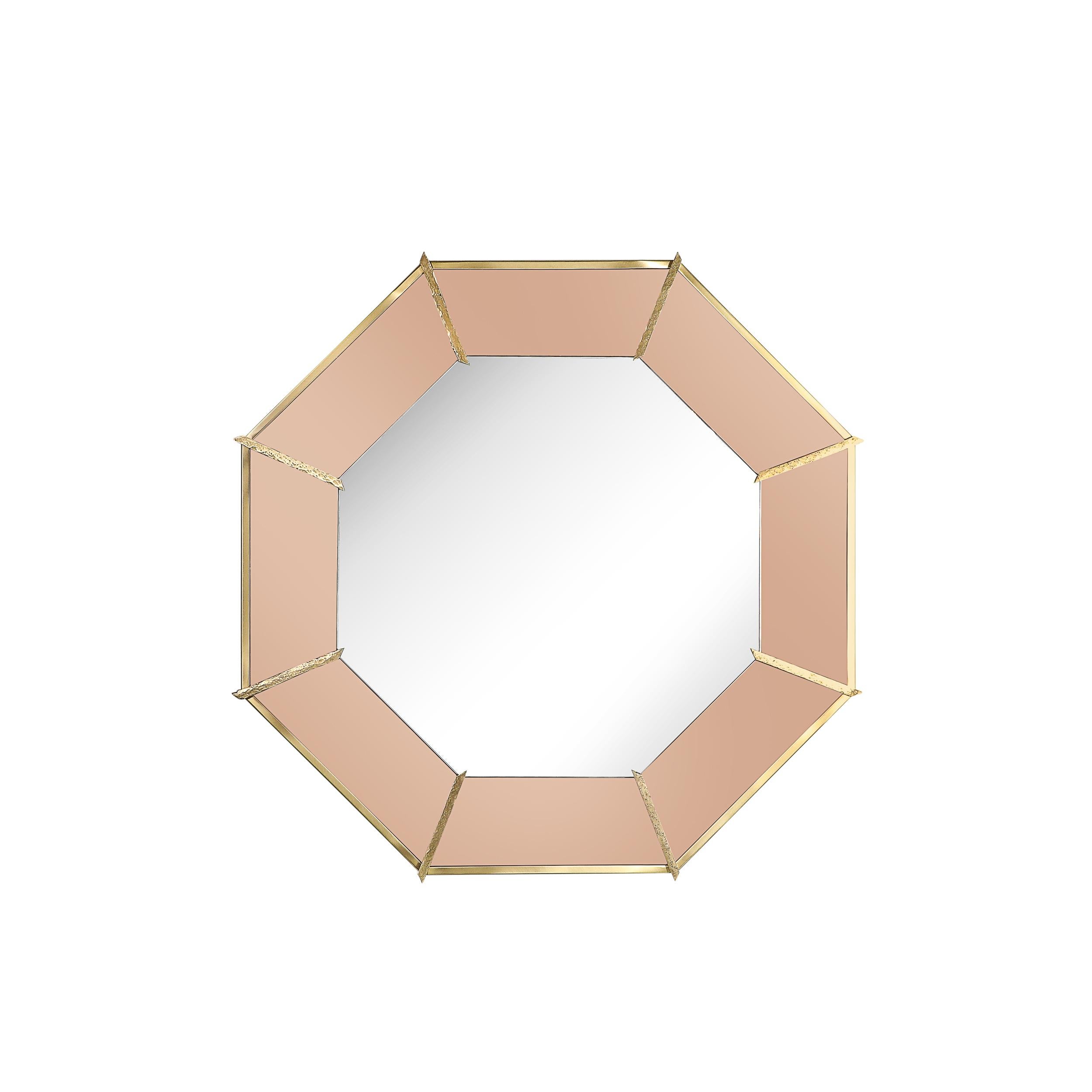 Dieser auffällige modernistische Spiegel ist ein meisterhaftes Beispiel zeitgenössischer Handwerkskunst, das Einflüsse des Brutalismus und des geometrischen Designs der Mitte des Jahrhunderts miteinander verbindet. Der sorgfältig segmentierte