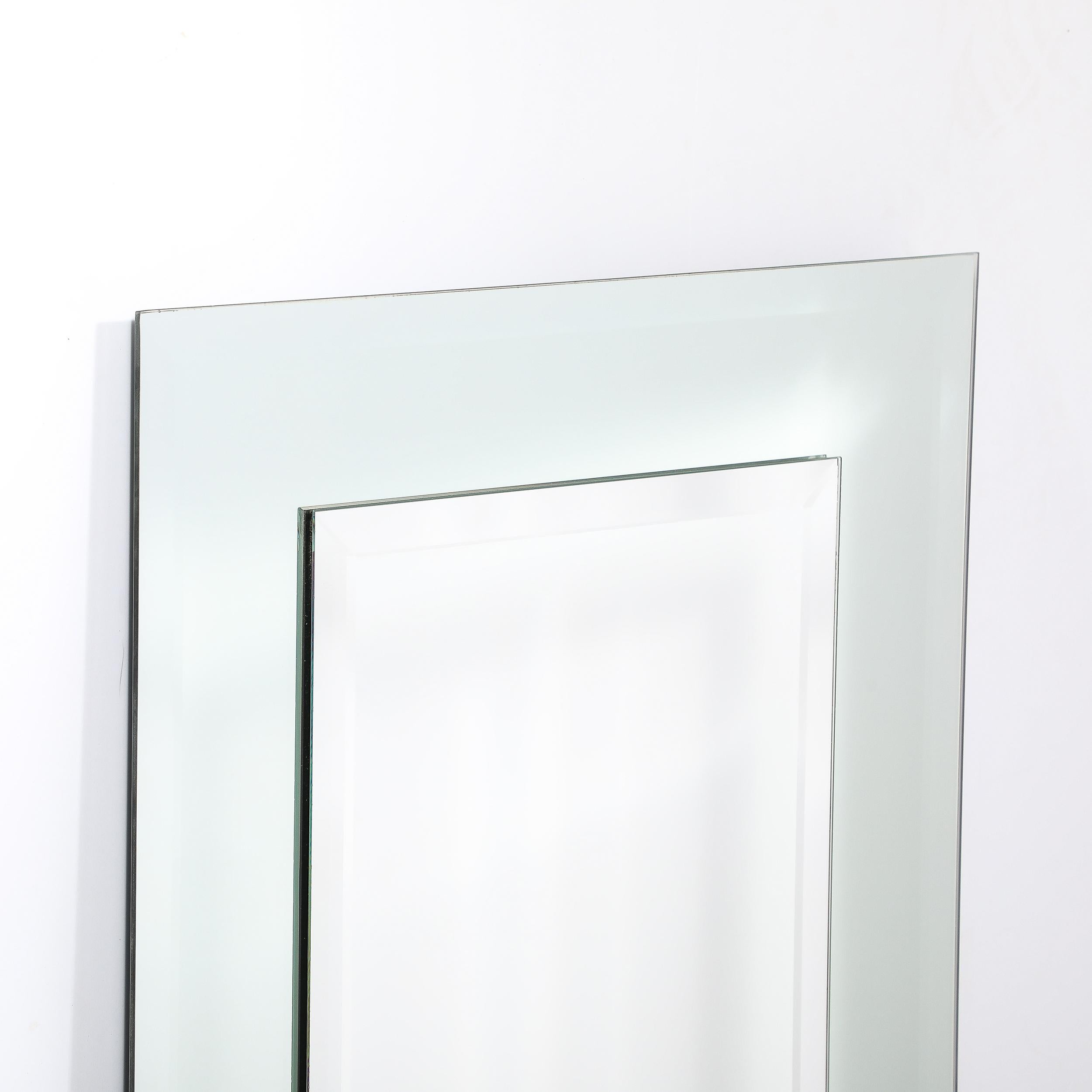 Modernistischer, rechteckiger Spiegel mit zwei Ebenen und abgeschrägten Details (Moderne) im Angebot