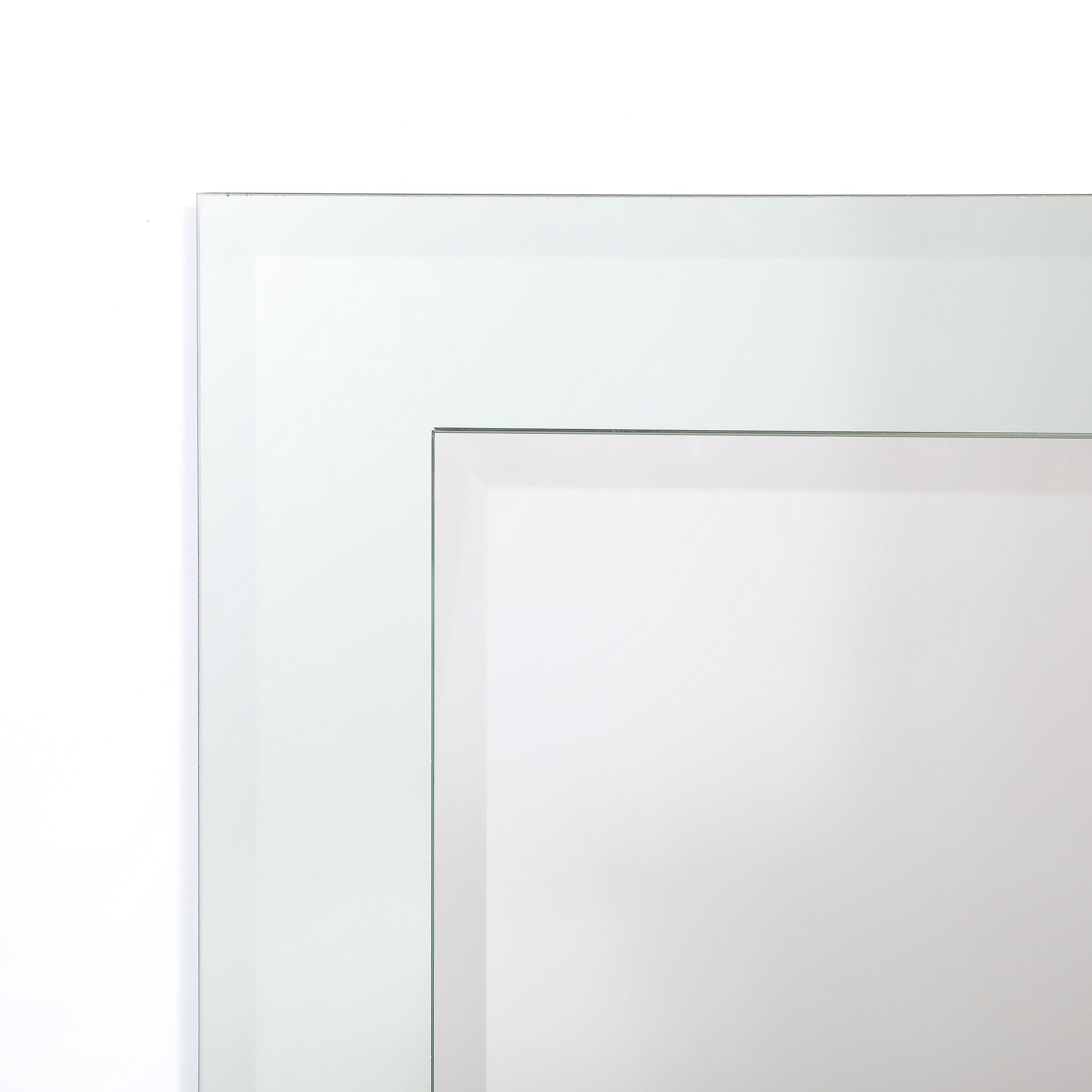 Modernistischer, rechteckiger Spiegel mit zwei Ebenen und abgeschrägten Details im Angebot 1