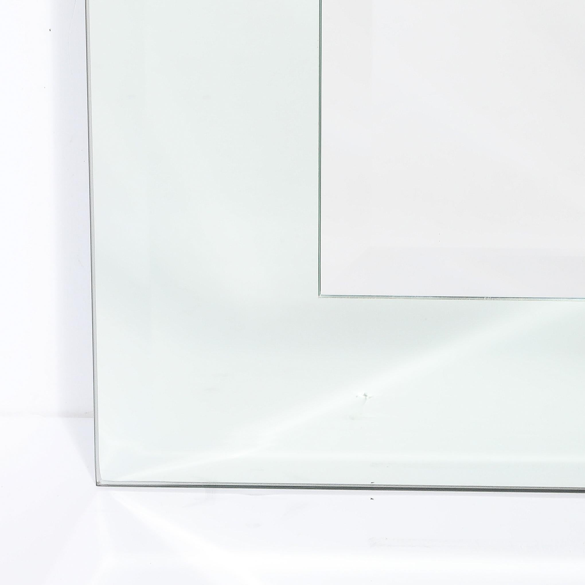 Modernistischer, rechteckiger Spiegel mit zwei Ebenen und abgeschrägten Details im Angebot 2