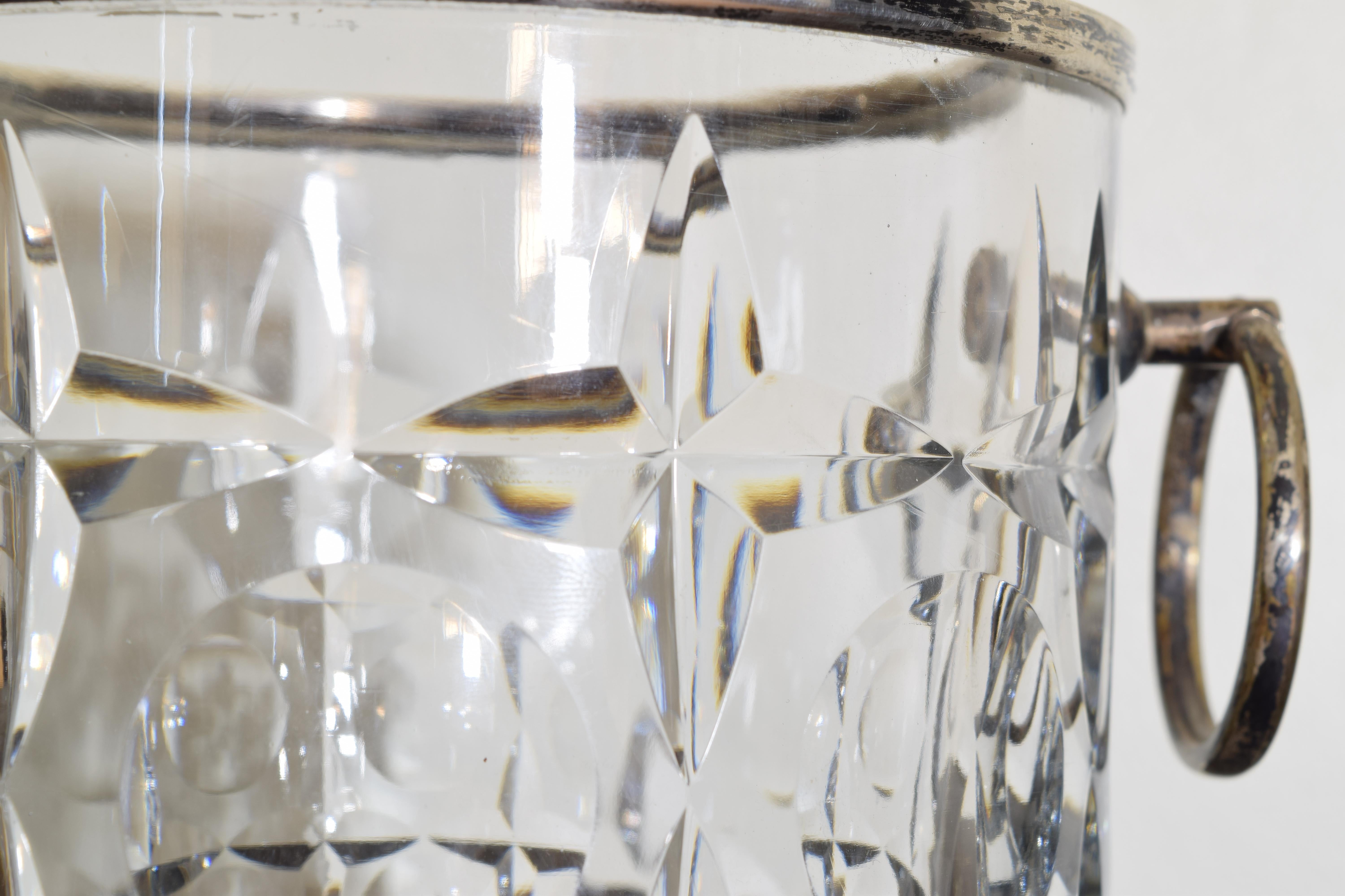 Plaqué argent Seau à glace moderniste en cristal taillé et métal argenté avec poignées en vente