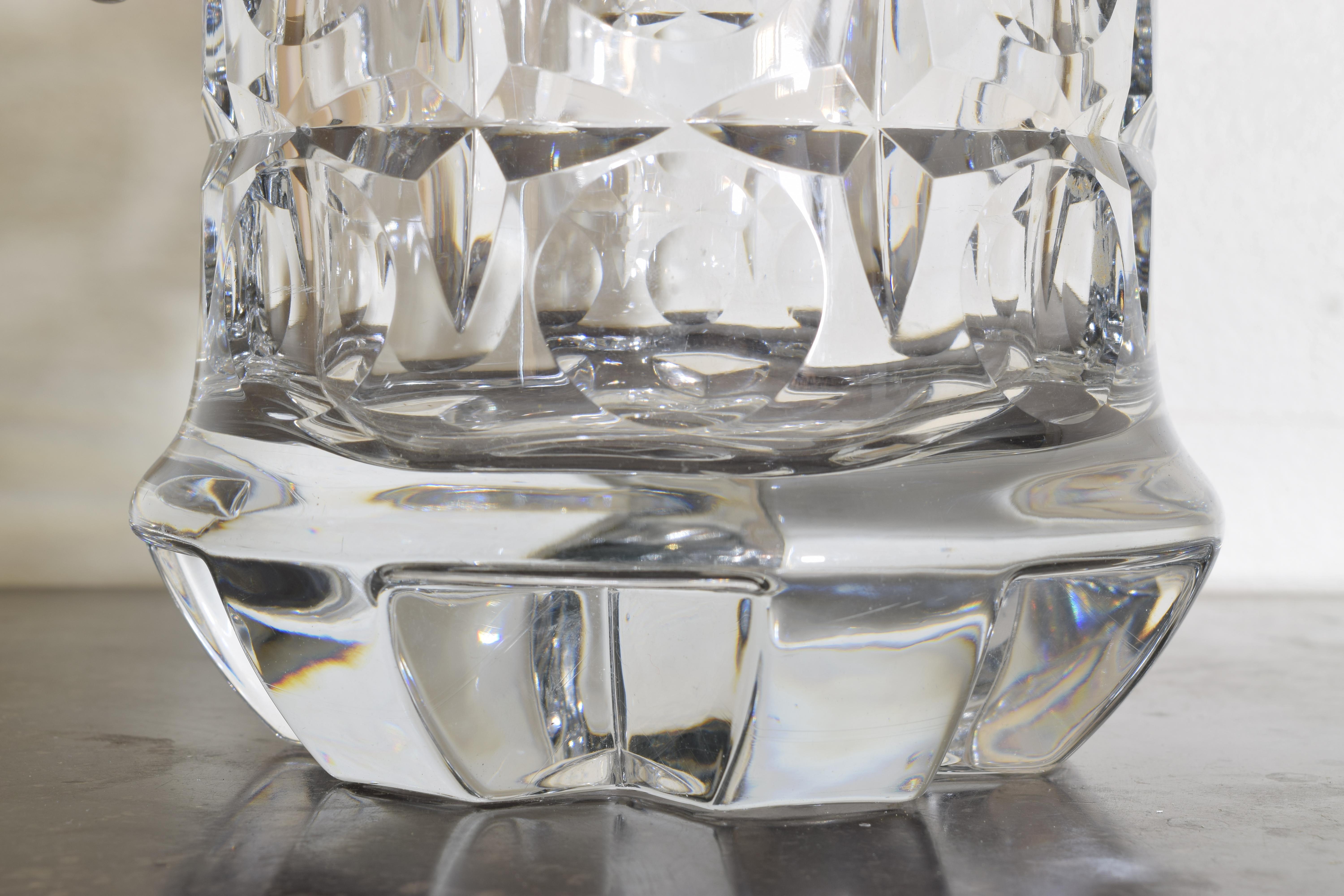 Seau à glace moderniste en cristal taillé et métal argenté avec poignées en vente 1