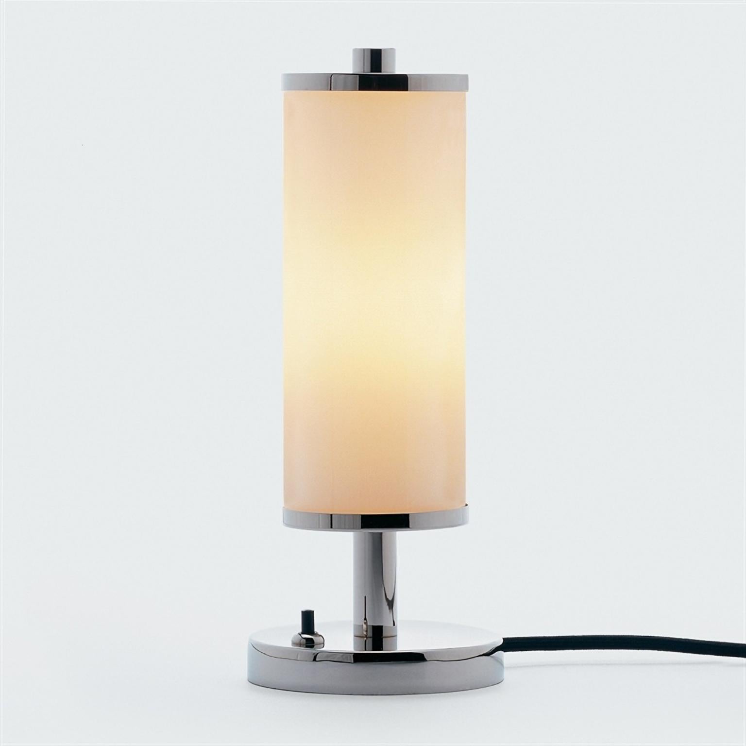 Lampada da tavolo cilindrica modernista, realizzata in ottone nichelato e vetro opalino.
Tempo di produzione di circa 10 settimane.