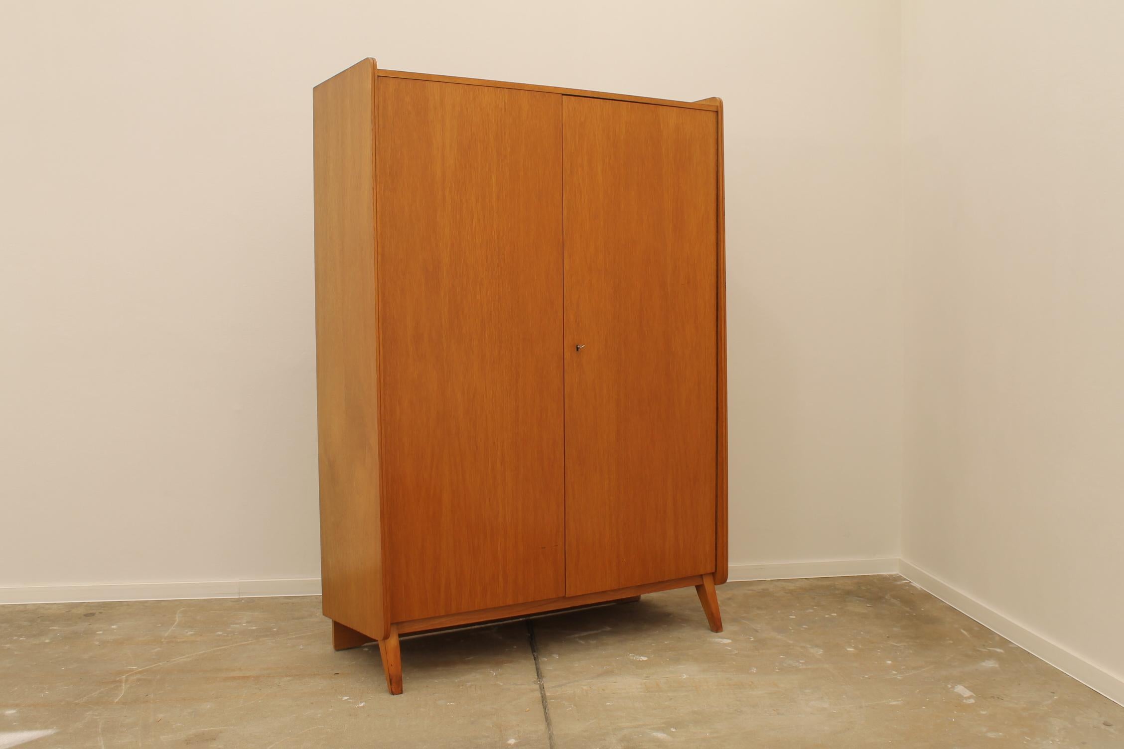 Modernist Czech Beech Wardrobe by František Jirák for Tatra, 1960s In Good Condition For Sale In Prague 8, CZ