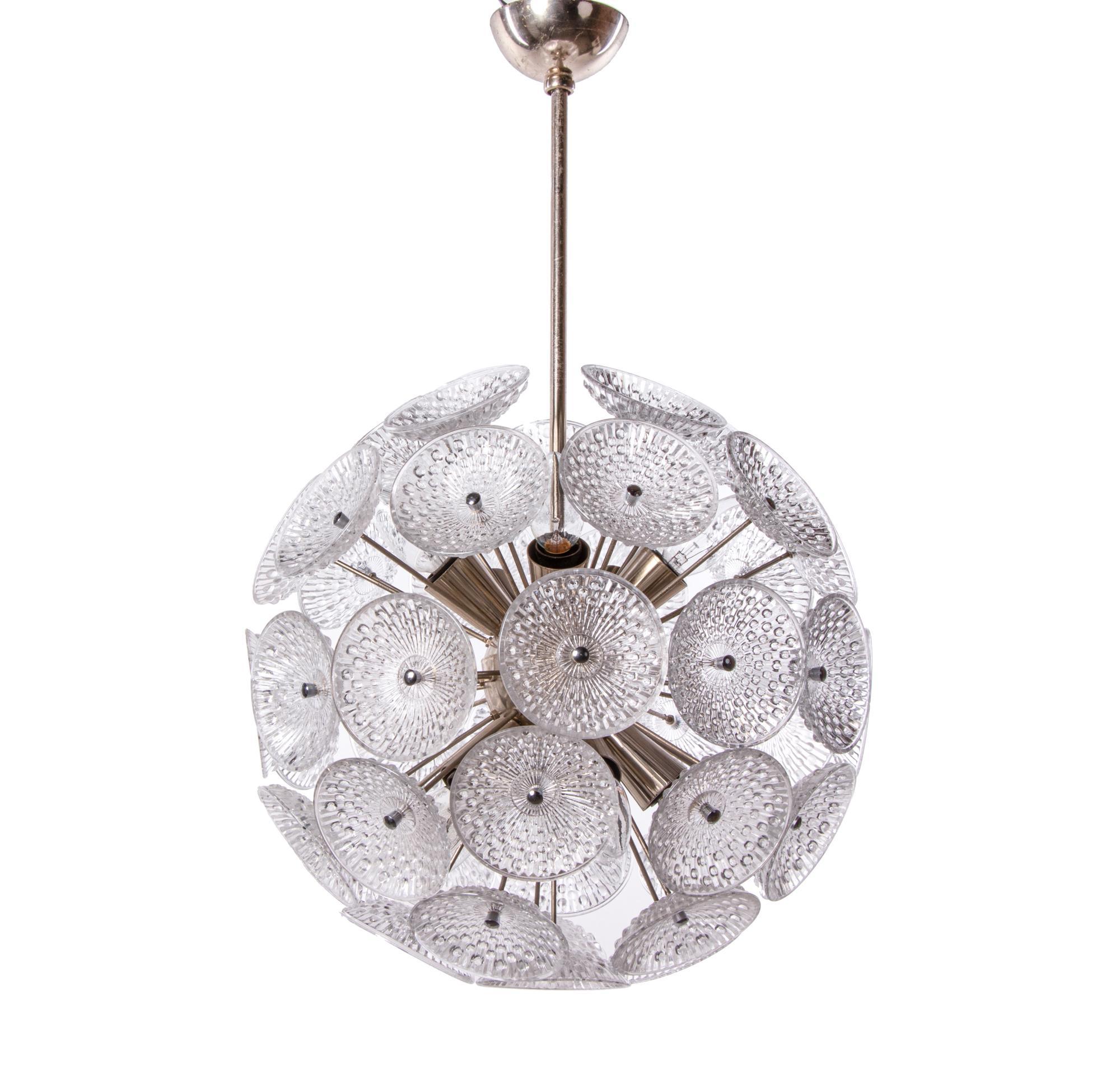 Elegant lustre Sputnik avec des fleurs en verre de pissenlit sur une monture en laiton chromé. Le lustre éclaire magnifiquement et offre beaucoup de lumière. Gemme de l'époque. Avec ce luminaire, vous faites une déclaration claire dans votre