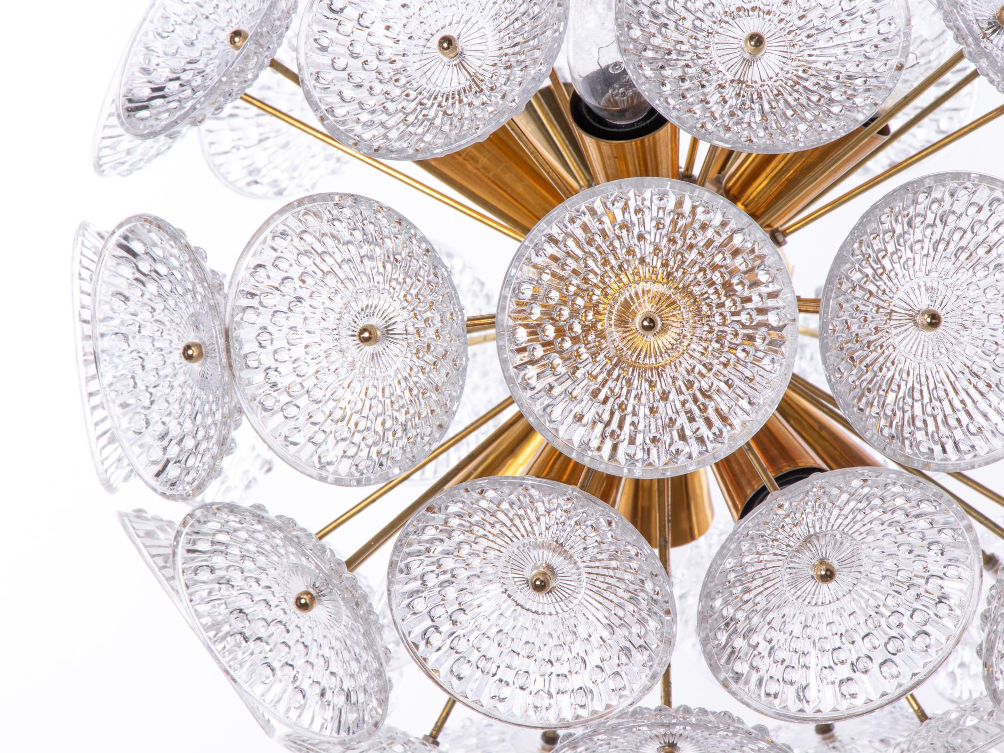 Elegant sputnik chandelier with dandelion glass flowers on a golden brass frame. Chandelier illuminates beautifully and offers a lot of light. Gem from the time. With this light you make a clear statement in your interior design. A real eye-catcher