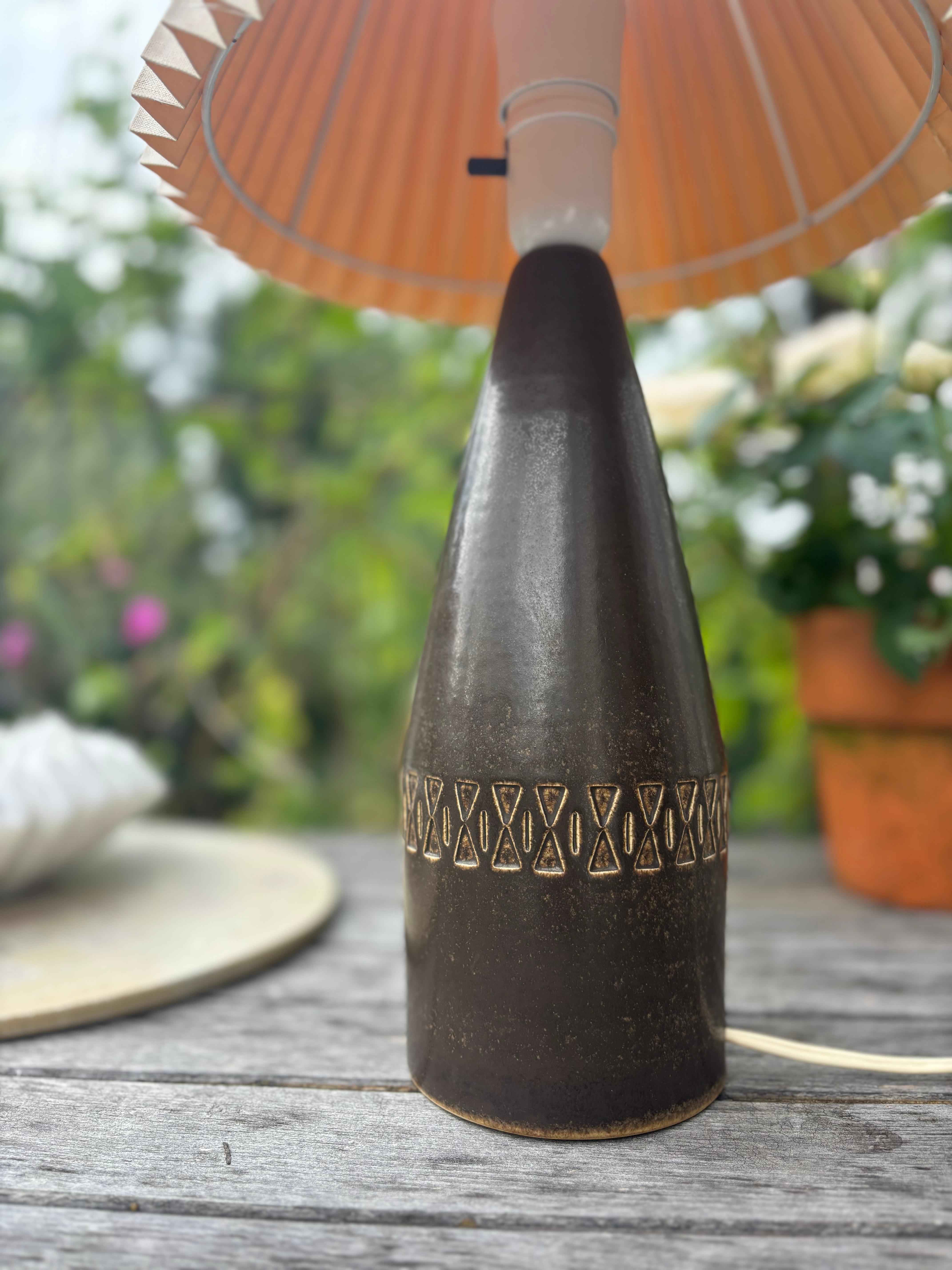 Mid-Century Modern Lampe de table moderniste en grès brun foncé, années 1960 en vente