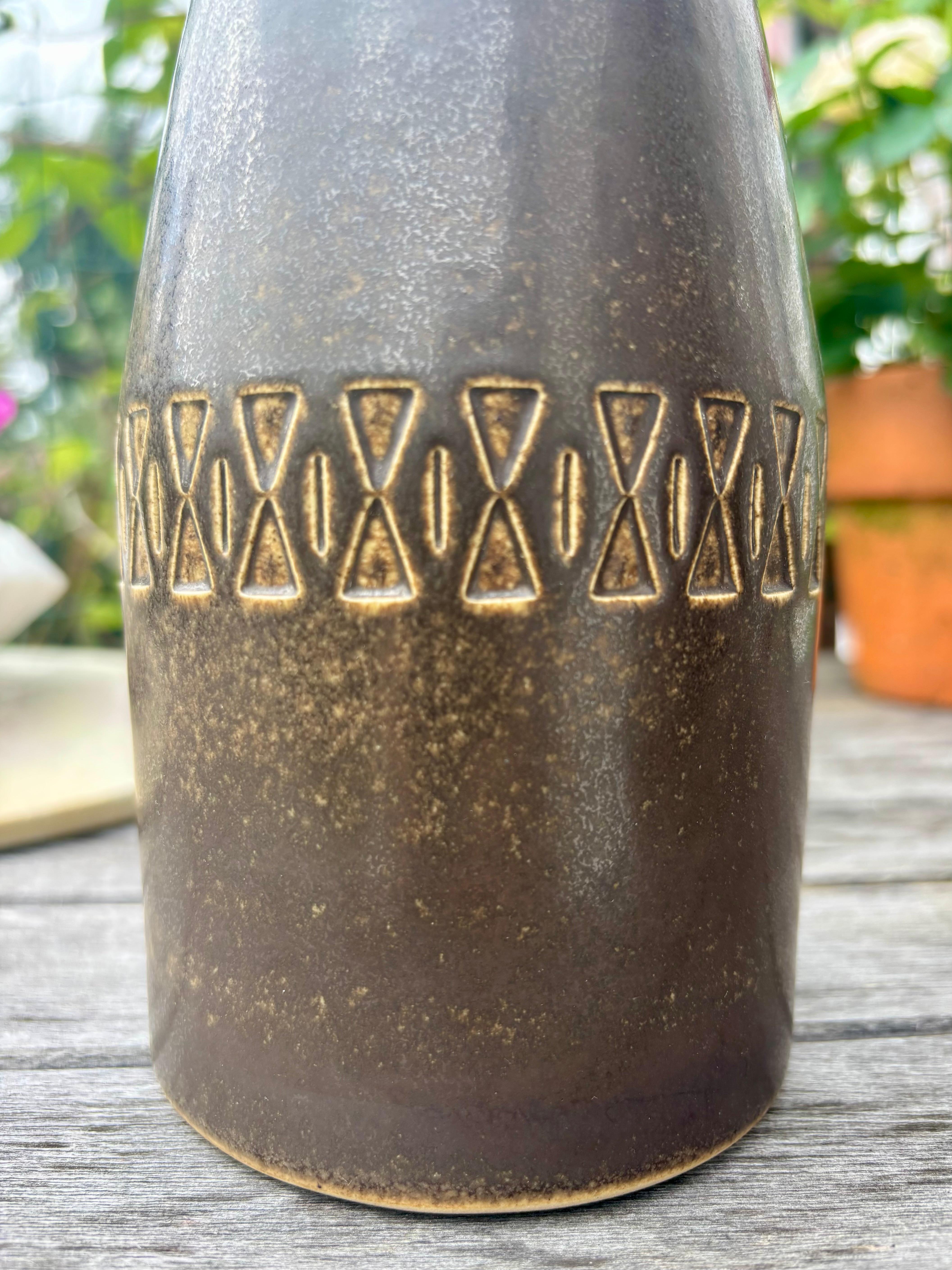 Sculpté à la main Lampe de table moderniste en grès brun foncé, années 1960 en vente