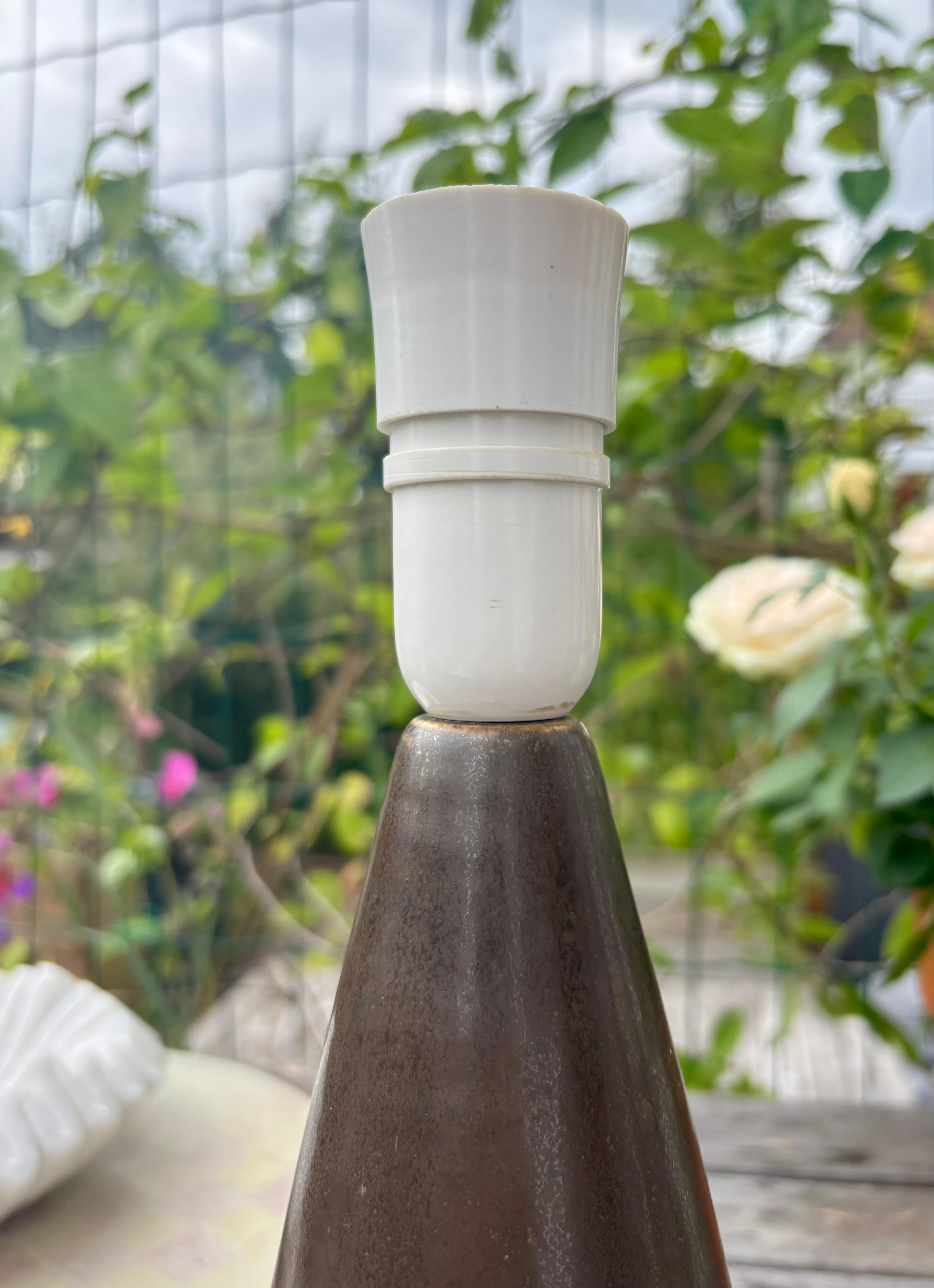 20ième siècle Lampe de table moderniste en grès brun foncé, années 1960 en vente
