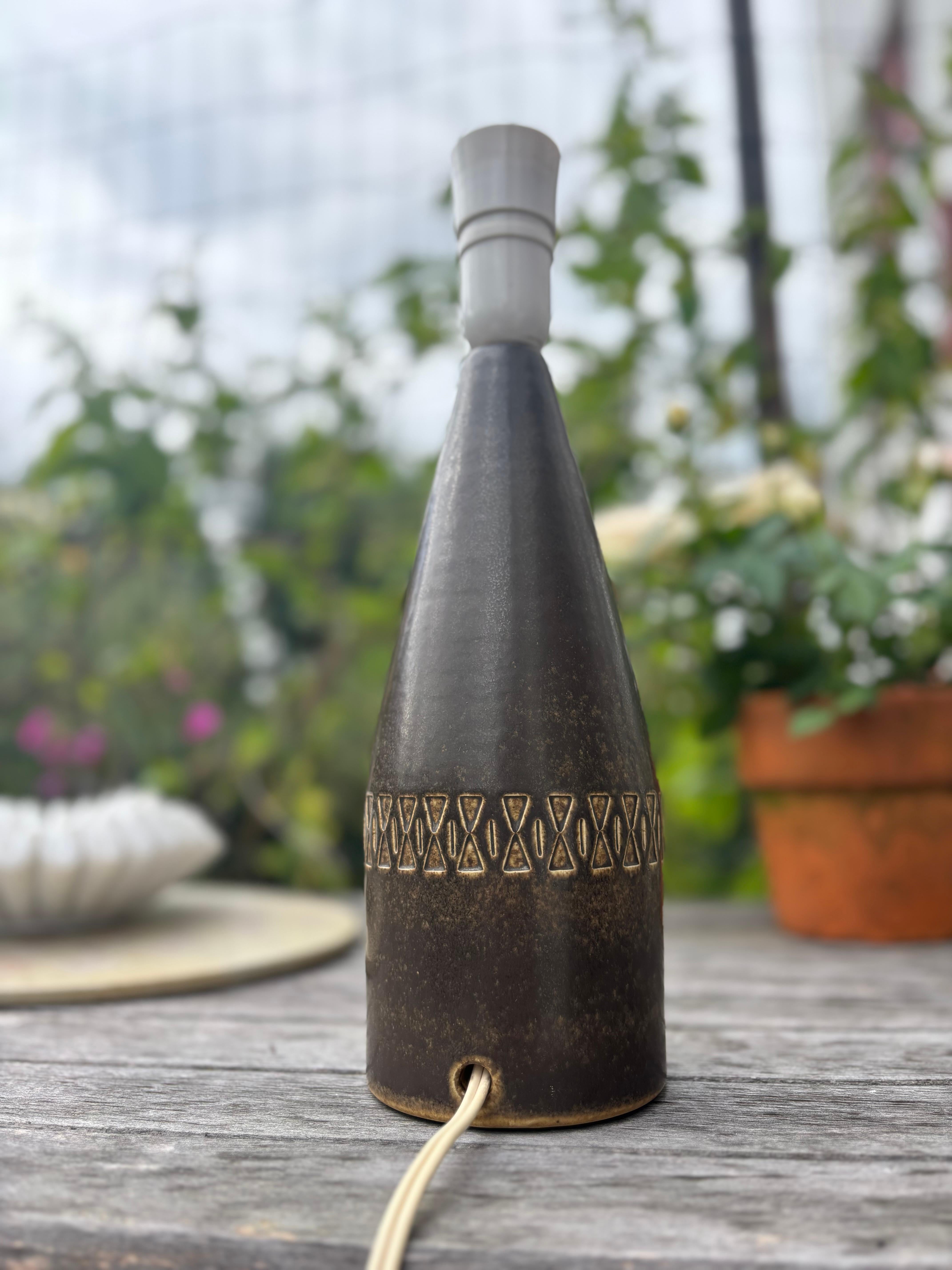 Céramique Lampe de table moderniste en grès brun foncé, années 1960 en vente