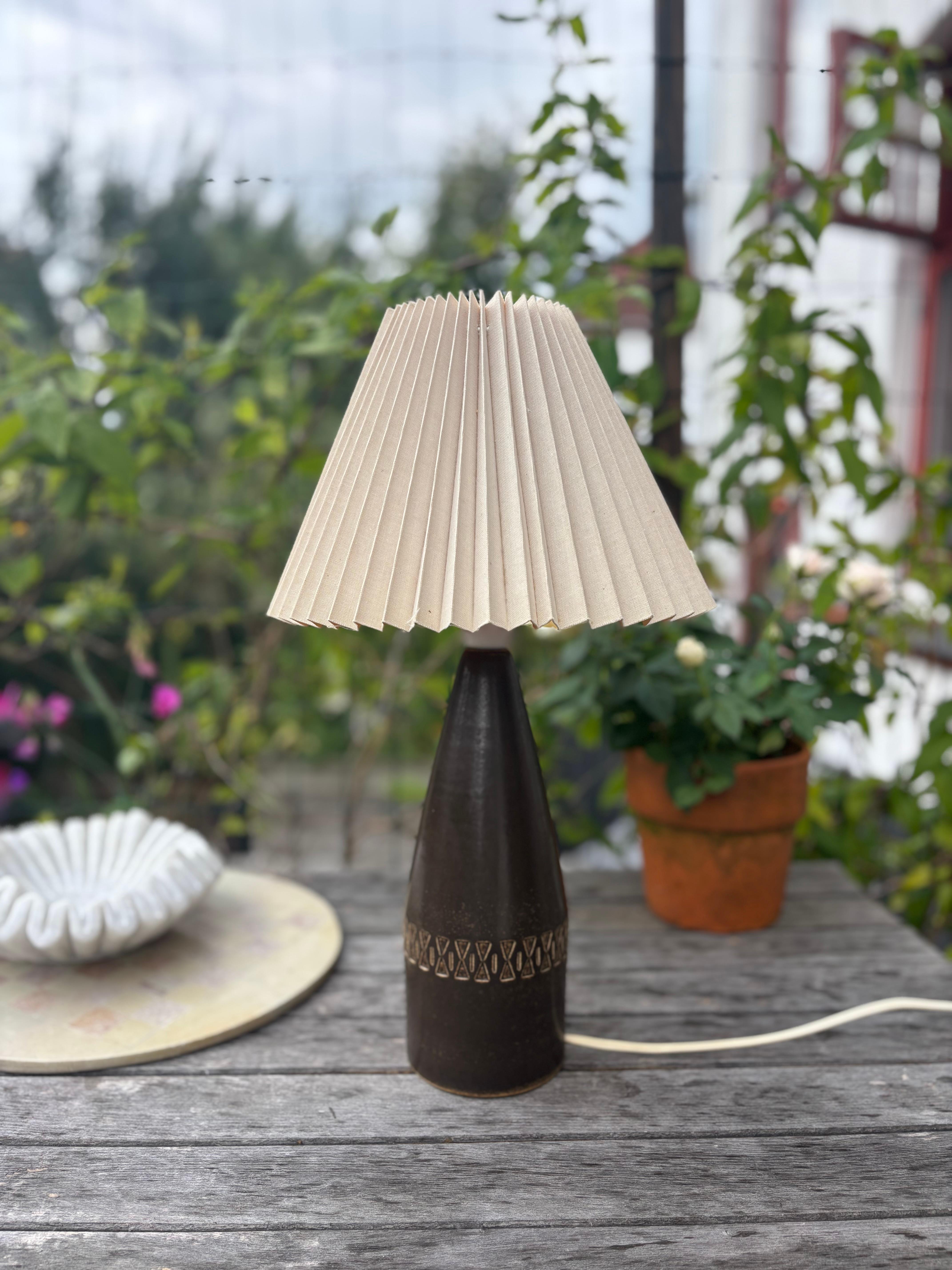 Lampe de table moderniste en grès brun foncé, années 1960 en vente 1