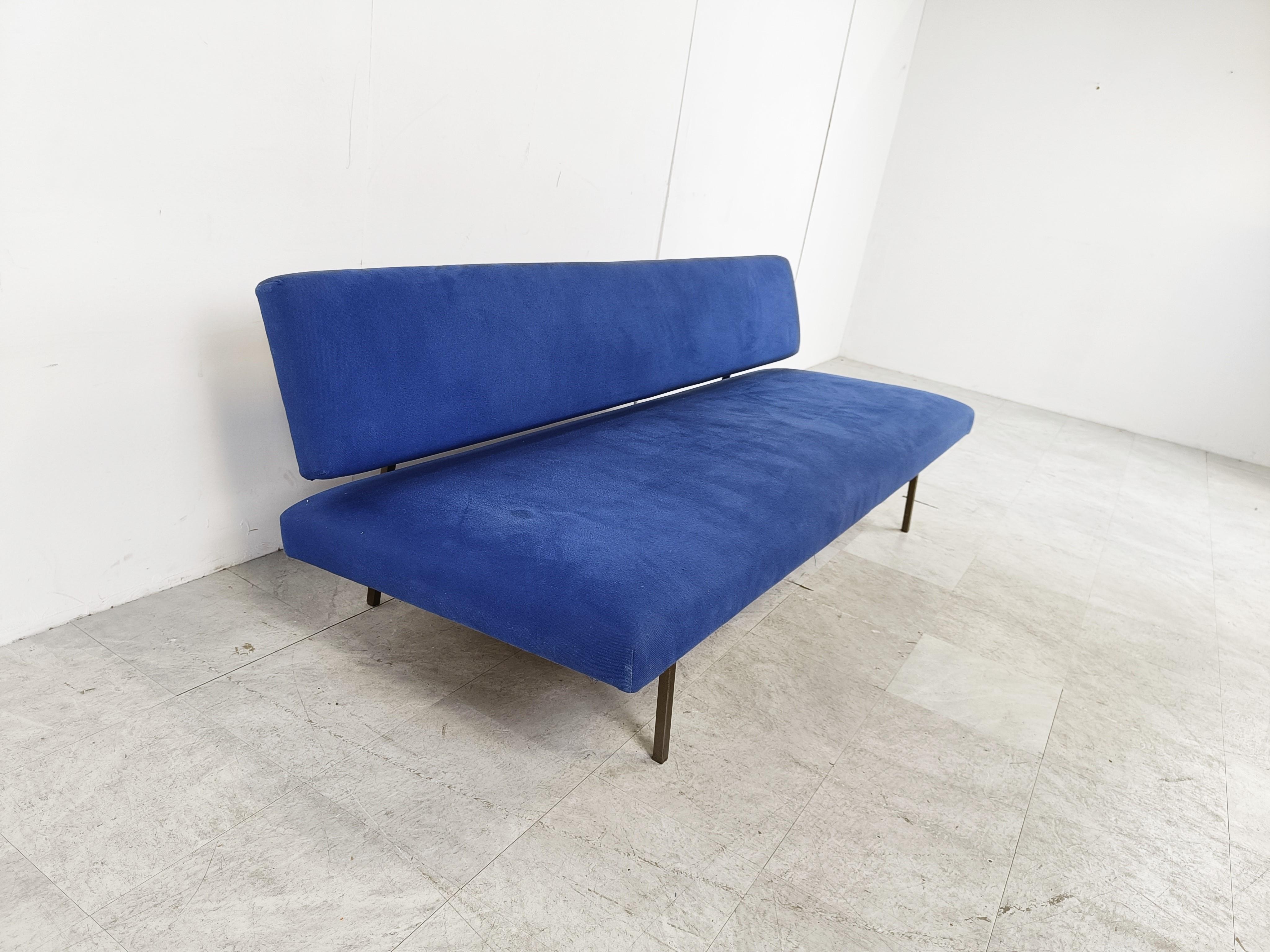 Modernist daybed designed by Rob Parry for Gelderland.

Beautiful blue fabric with thick foam which provides a lot of comfort. Black metal frame.

Very simply you can slide out the seat transforming it from a sofa to a daybed.

Very good