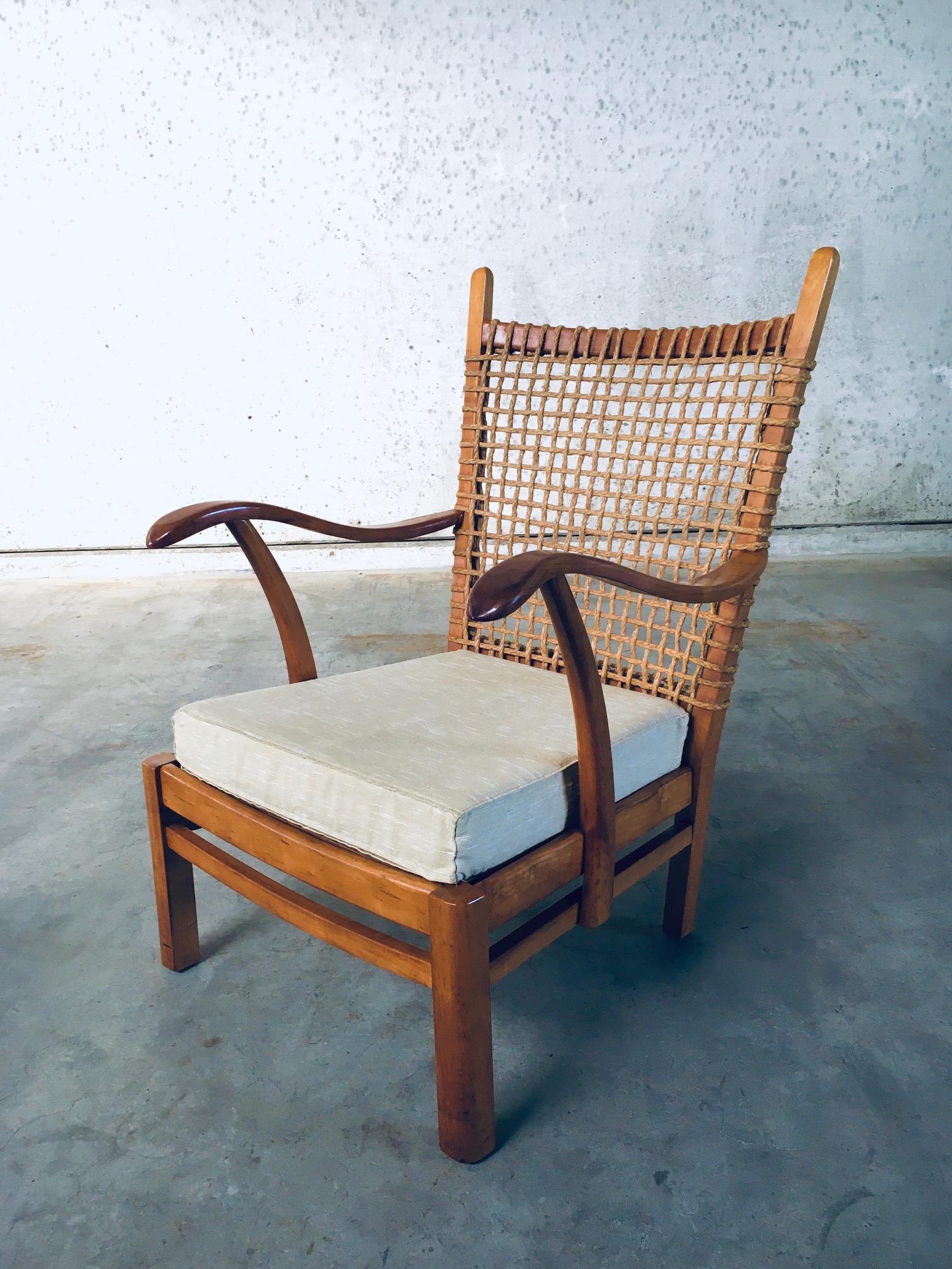 Vintage Arts & Crafts period Modernist Dutch Design Easy Lounge Arm Chair by Bas Van Pelt. Fabriqué aux Pays-Bas, période des années 1930. Structure en bois de hêtre ou de bouleau clair avec dossier en corde tressée et coussin original en tissu
