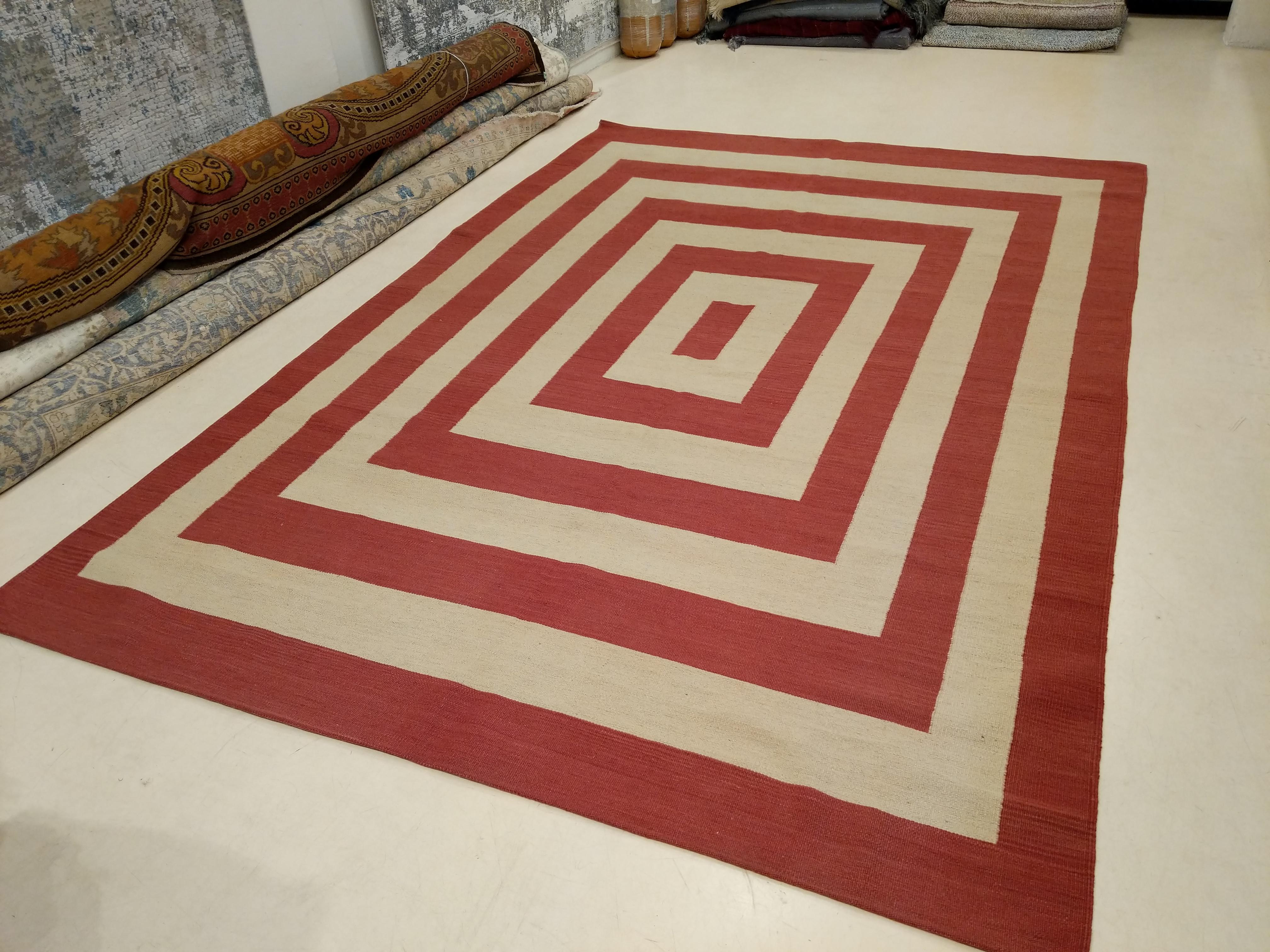 Modernist Design Kilim Rug with Concentric Red Rectangles on an Ivory Background In New Condition For Sale In Milan, IT