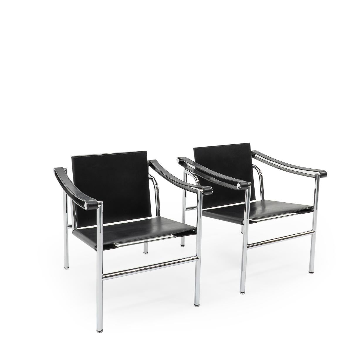 Paire de fauteuils LC1 assortis, conçus par Le Corbusier, Pierre Jeanneret et Charlotte Perriand à la fin des années 1920 et constitués de tubes de métal chromé et de cuir.

Notre ensemble date des années 1980, et reste en très bon état compte