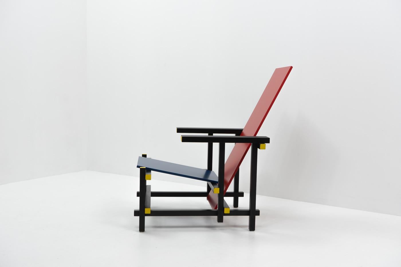 Rietveld-Stuhl in Rot und Blau im modernistischen Design von Cassina, 1970er Jahre (Frühes 20. Jahrhundert) im Angebot
