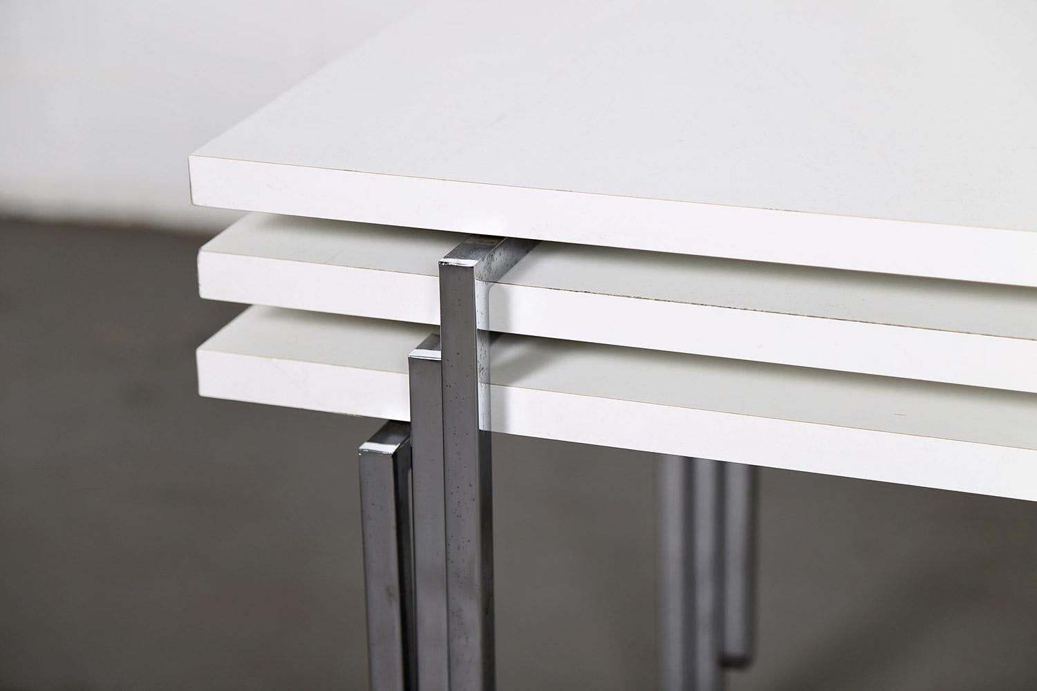 Trois tables empilables modernistes conçues par Trix et Robert Haussmann pour Swiss Form dans les années 60.