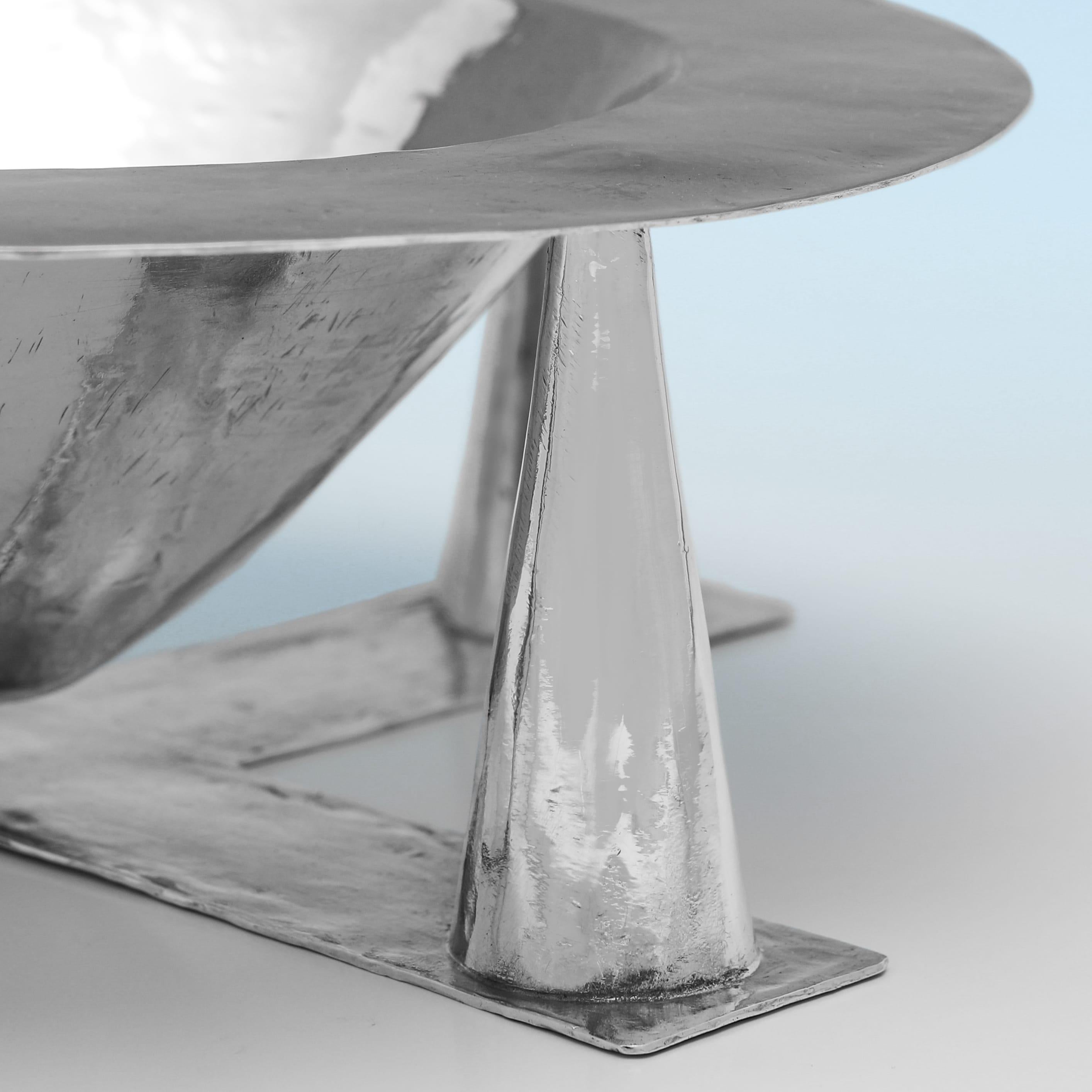 Modernist design sterling silver bowl by Bryan Laurence Illsley made in 1992 In Good Condition For Sale In London, London