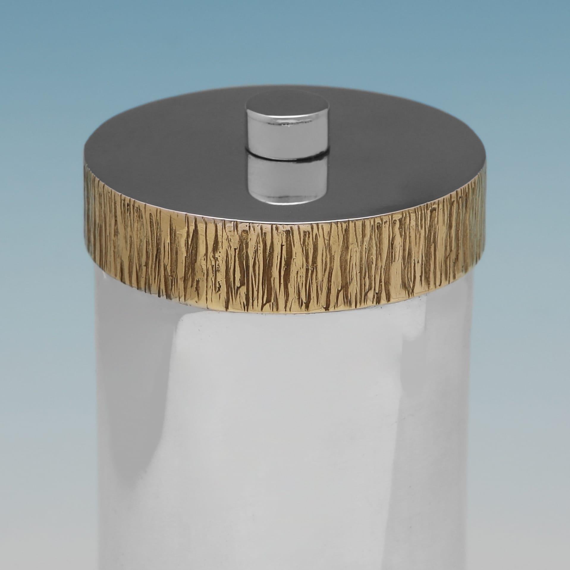 Modernist design sterling silver pepper grinder with bark effect detail - 1971 In Good Condition For Sale In London, London