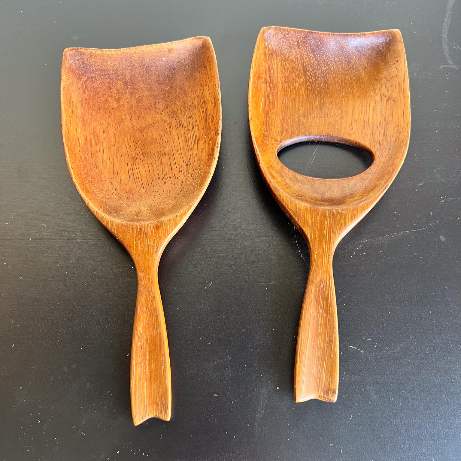 Juego de Servidor de Ensalada de Madera Haitiana de Diseño Modernista en venta 4