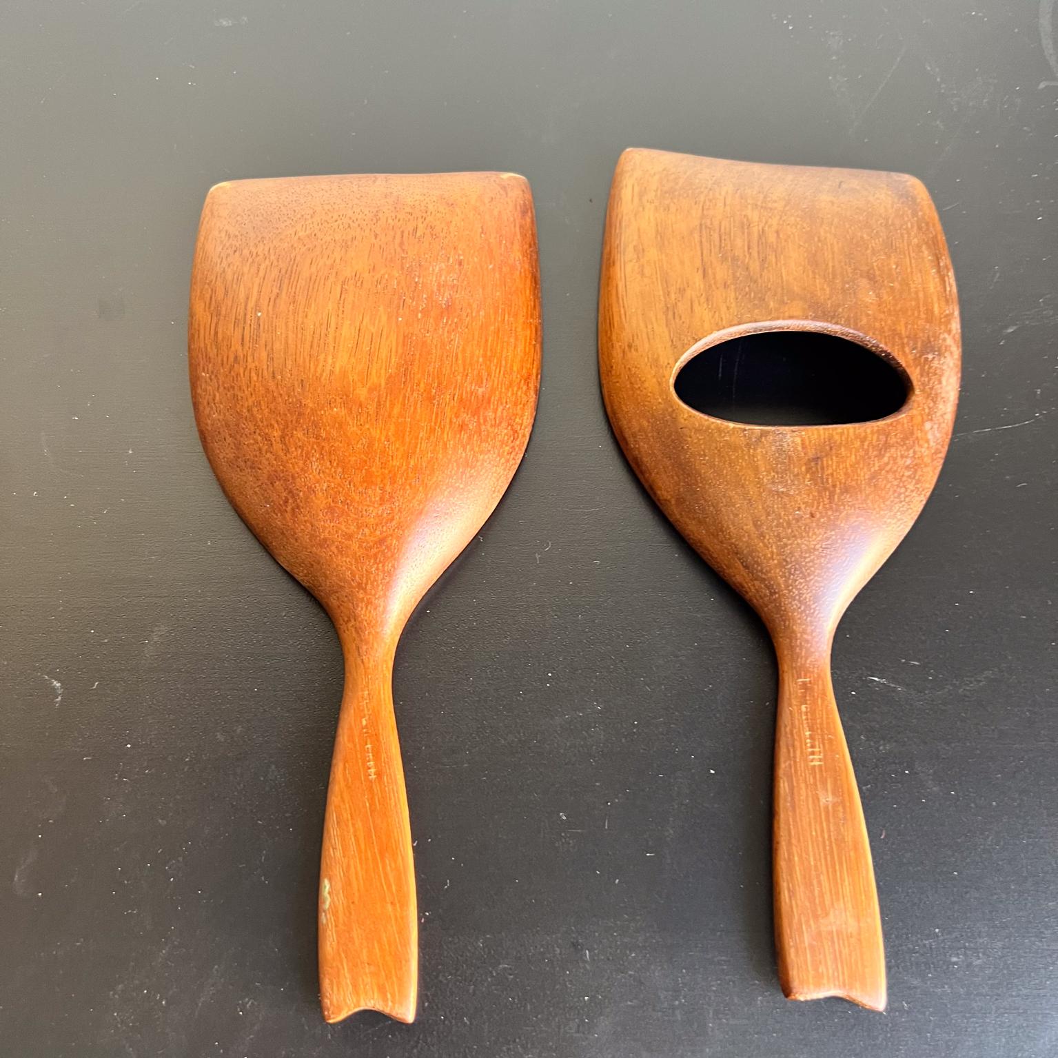 Juego modernista de madera para servir ensaladas
estampado Haití
8 largo x 3,88 ancho x 1,13 alto
Original de época sin restaurar
Consulta las imágenes de la lista
