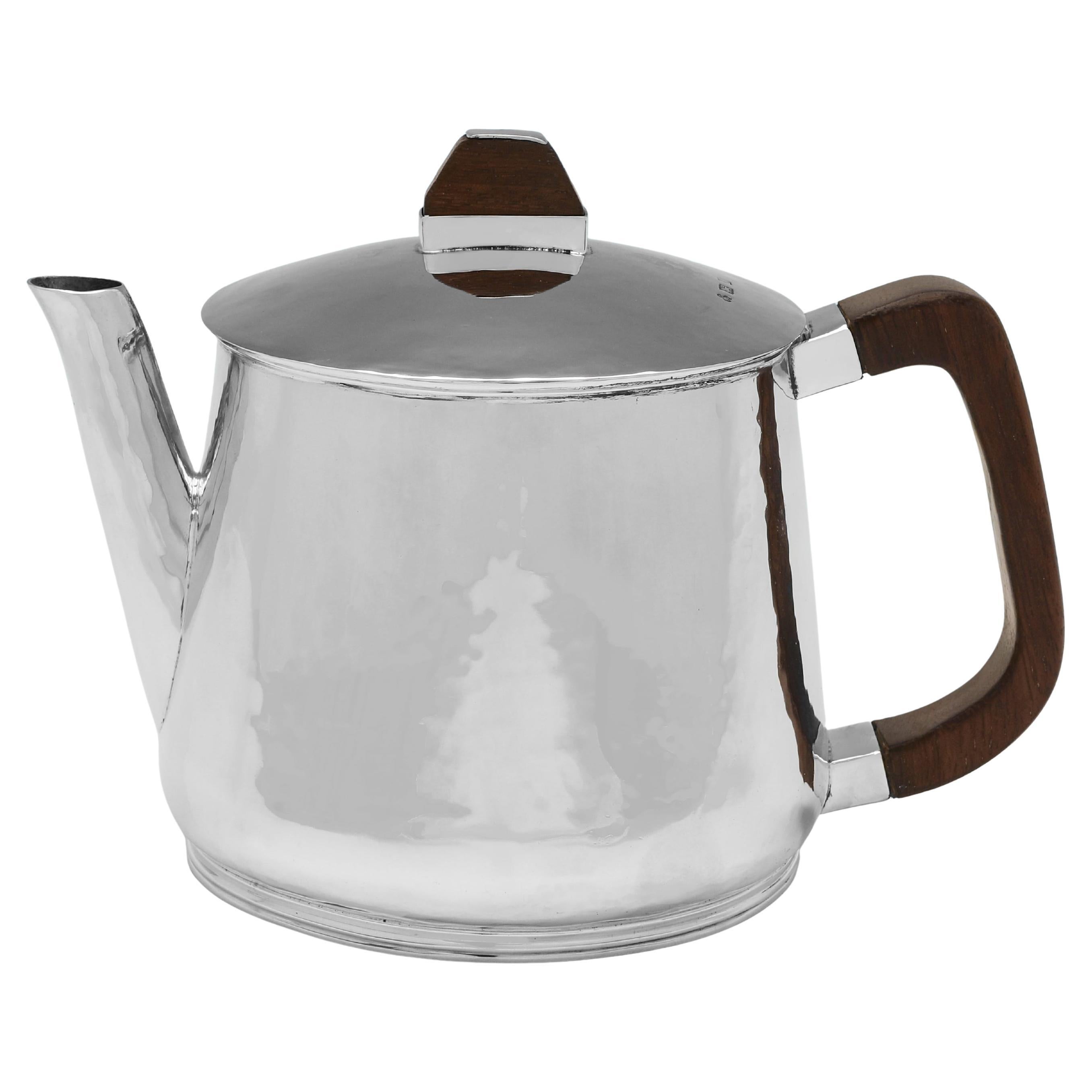 Tetera de plata de ley de diseño modernista fabricada en 1960 en venta