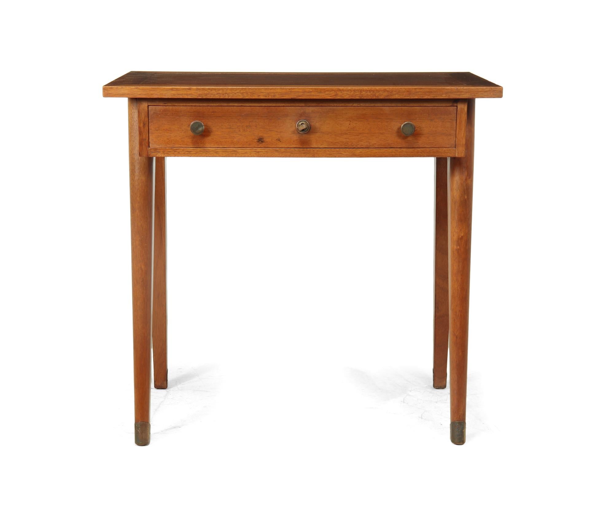 A modernist design desk in solid oak and mahogany four legs with brass sabots, single lockable drawer and inset hyde leather top the desk is in excellent original condition benefitting from a wax polish to retain patina.

Age: 1940

Style: