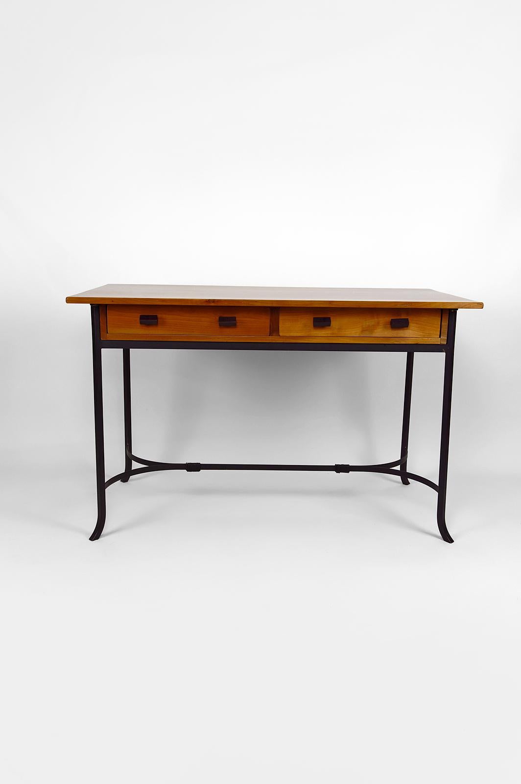 Pretty desk from the 80s with 2 through drawers.
The top and drawers are in solid cherry wood. The structure and the handles are in wrought iron.

Contemporary Design / Modernist, France, circa 1980.

In good condition.

Dimensions:
Height