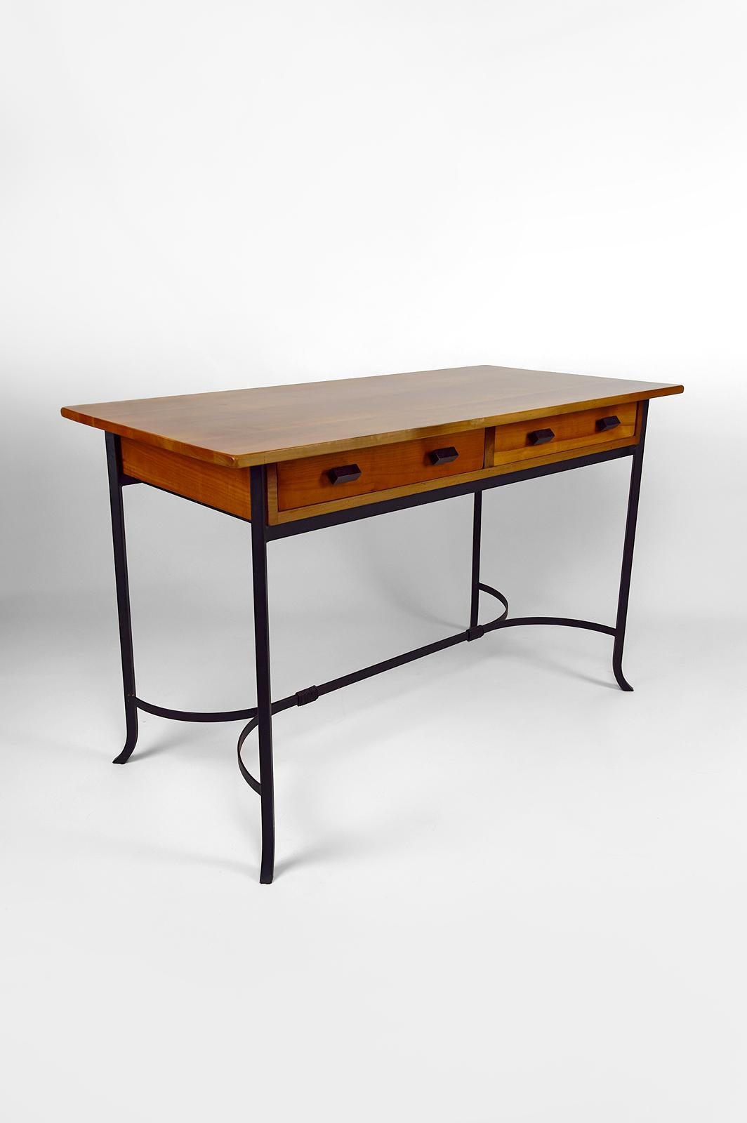 Modernist Desk in Cherry Wood and Wrought Iron, circa 1980 In Good Condition In VÉZELAY, FR