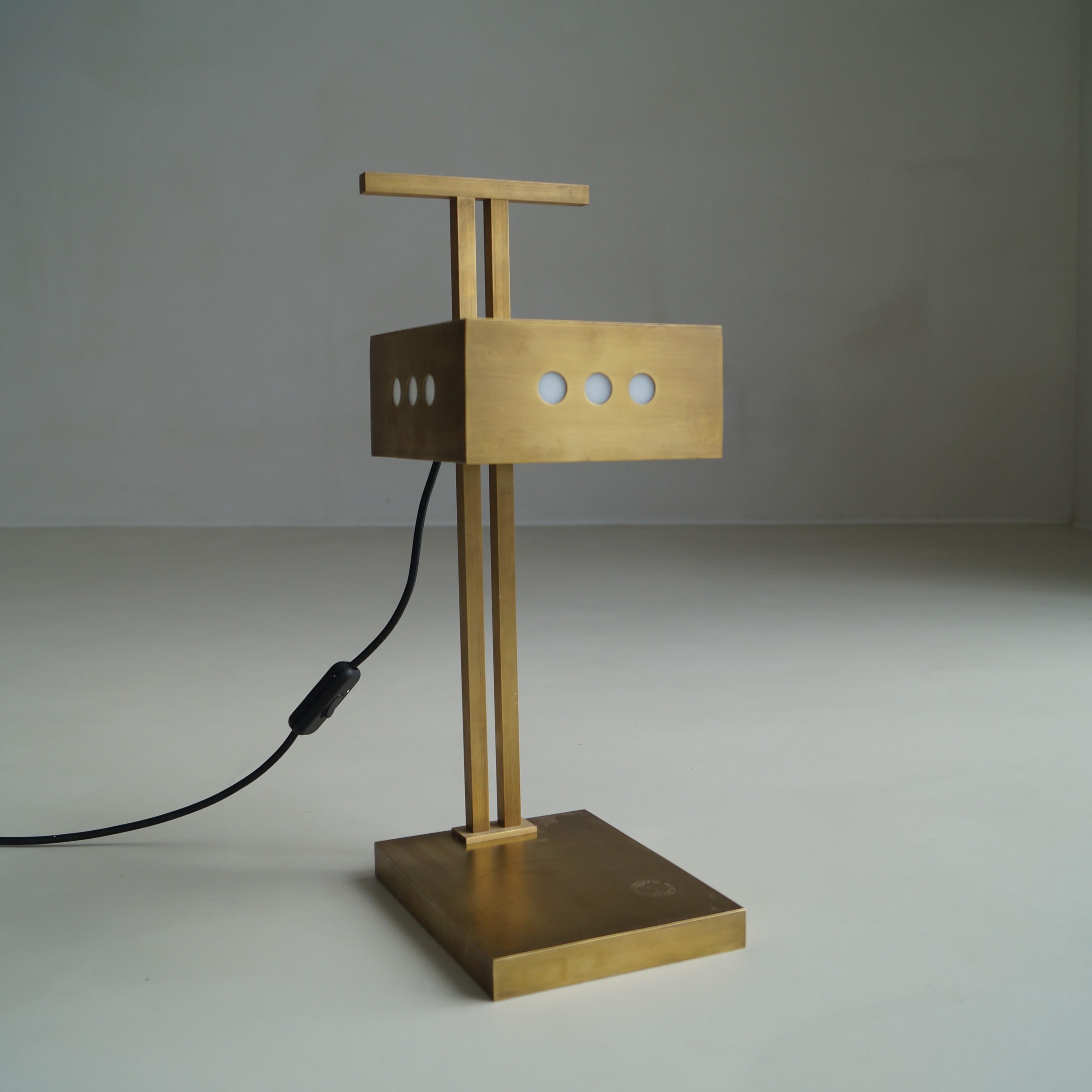 Una lampada modernista in ottone in stile Bauhaus, spesso attribuita, ma certamente ispirata agli am designs del Bauhaus in generale e questo particolare design è spesso attribuito a Marcel Breuer. Il paralume è regolabile grazie a una rotella posta