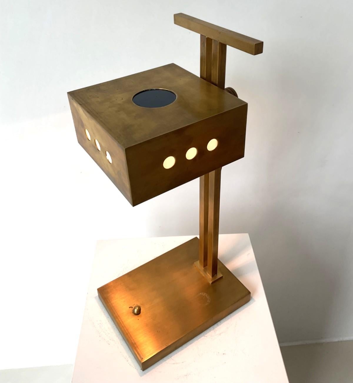 Una lampada modernista in ottone in stile Bauhaus, spesso attribuita, ma certamente ispirata agli am designs del Bauhaus in generale e questo particolare design è spesso attribuito a Marcel Breuer. Il paralume è regolabile in altezza grazie a una