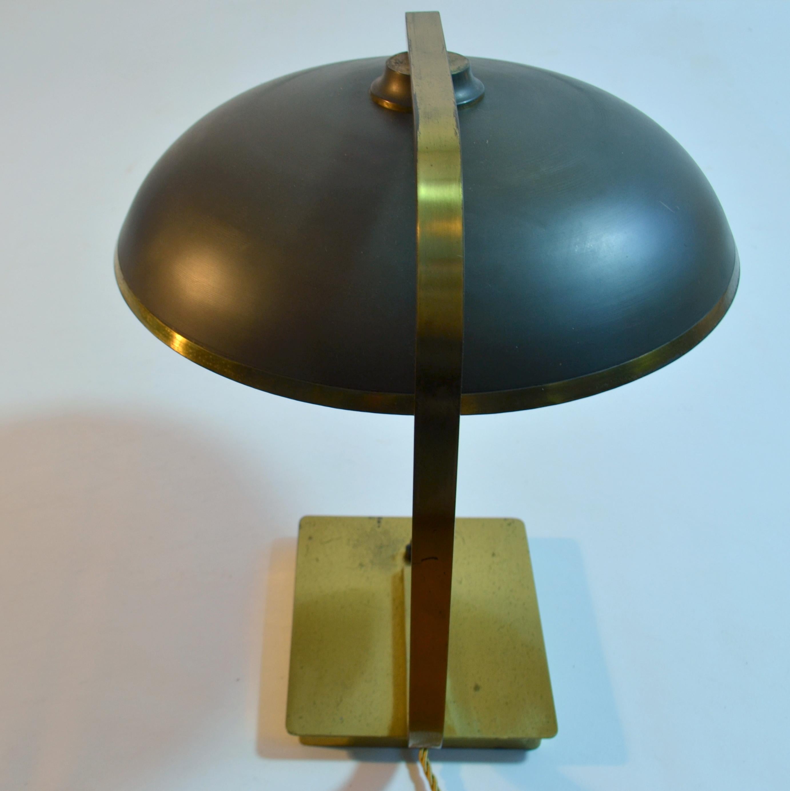 Modernistische Schreibtischlampe Messing 1950er Jahre  (Mitte des 20. Jahrhunderts) im Angebot