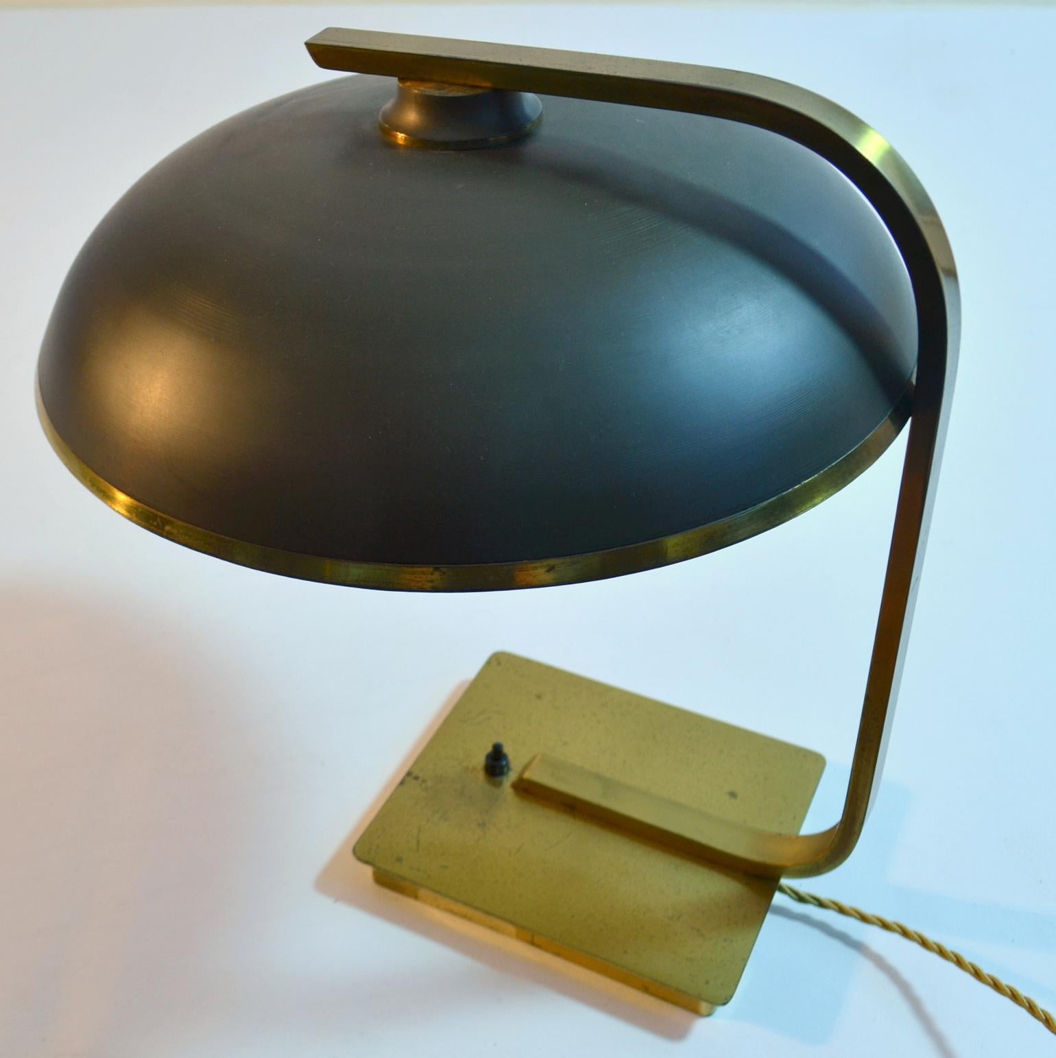 Modernistische Schreibtischlampe Messing 1950er Jahre  im Angebot 1