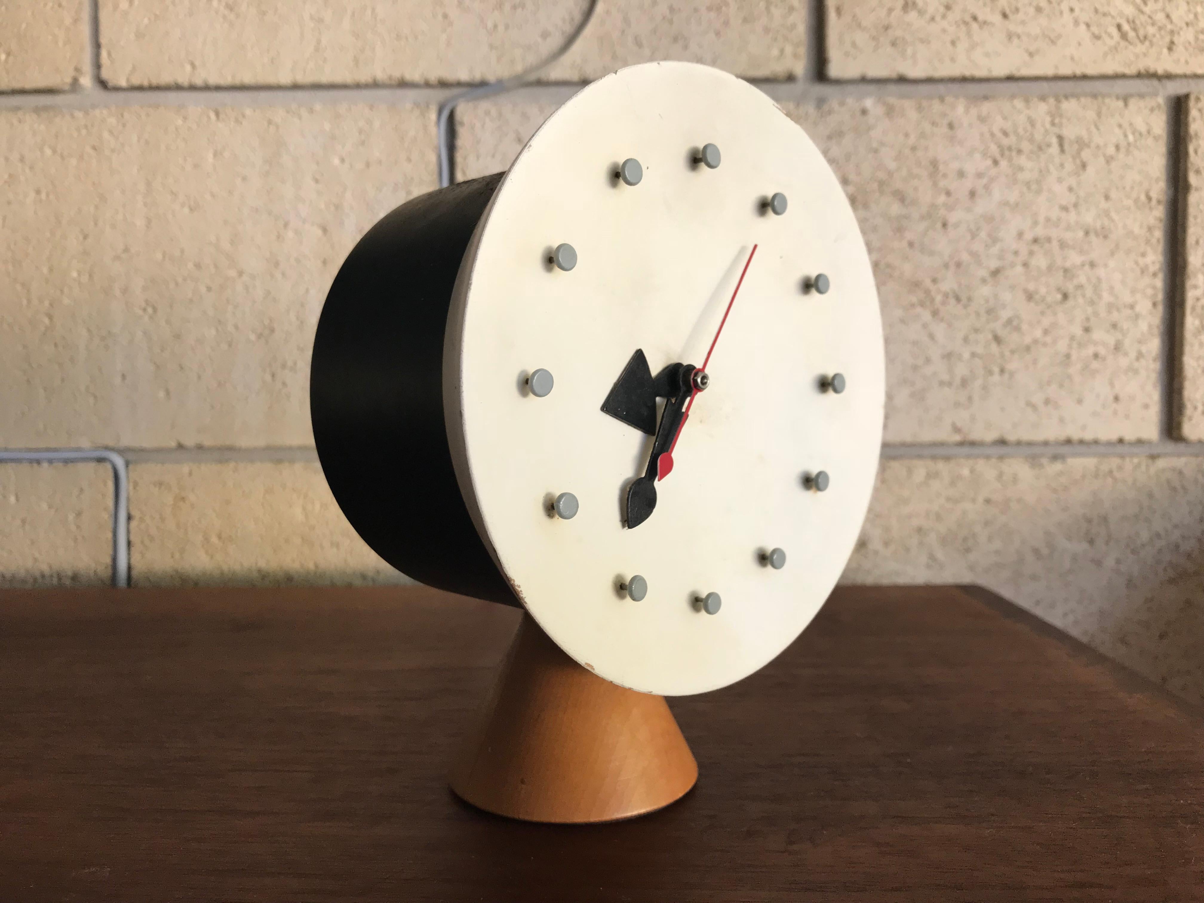 Rare working and nice example of an original George Nelson desk clock, model 4762, designed in 1951. Original condition; motor and cord. Replacement red second hand. The clock works well. Some paint loss. 
Measures: 5.5