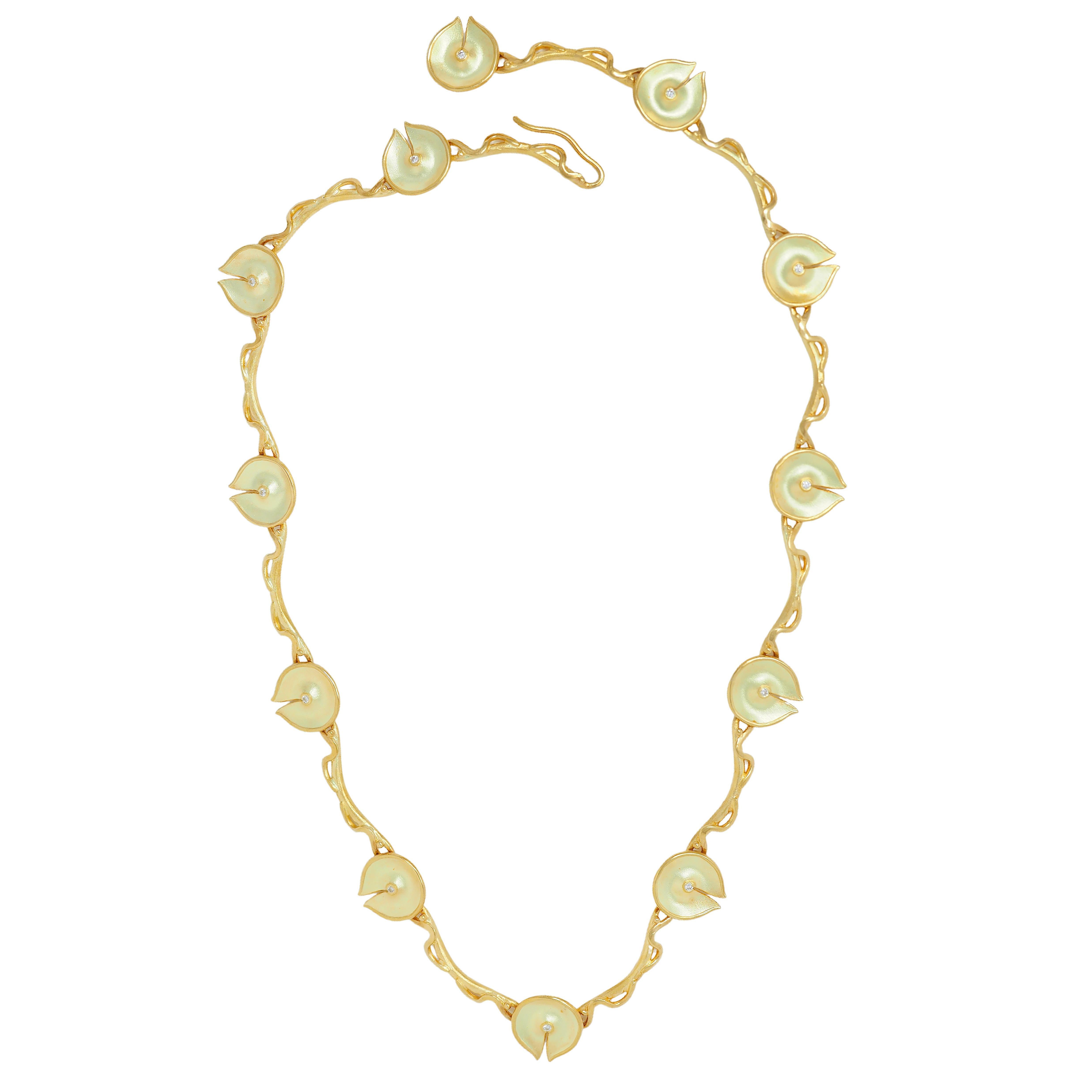 Moderne Collier moderne en or jaune 18 carats avec diamants et chaîne à nénuphars Vintage en vente