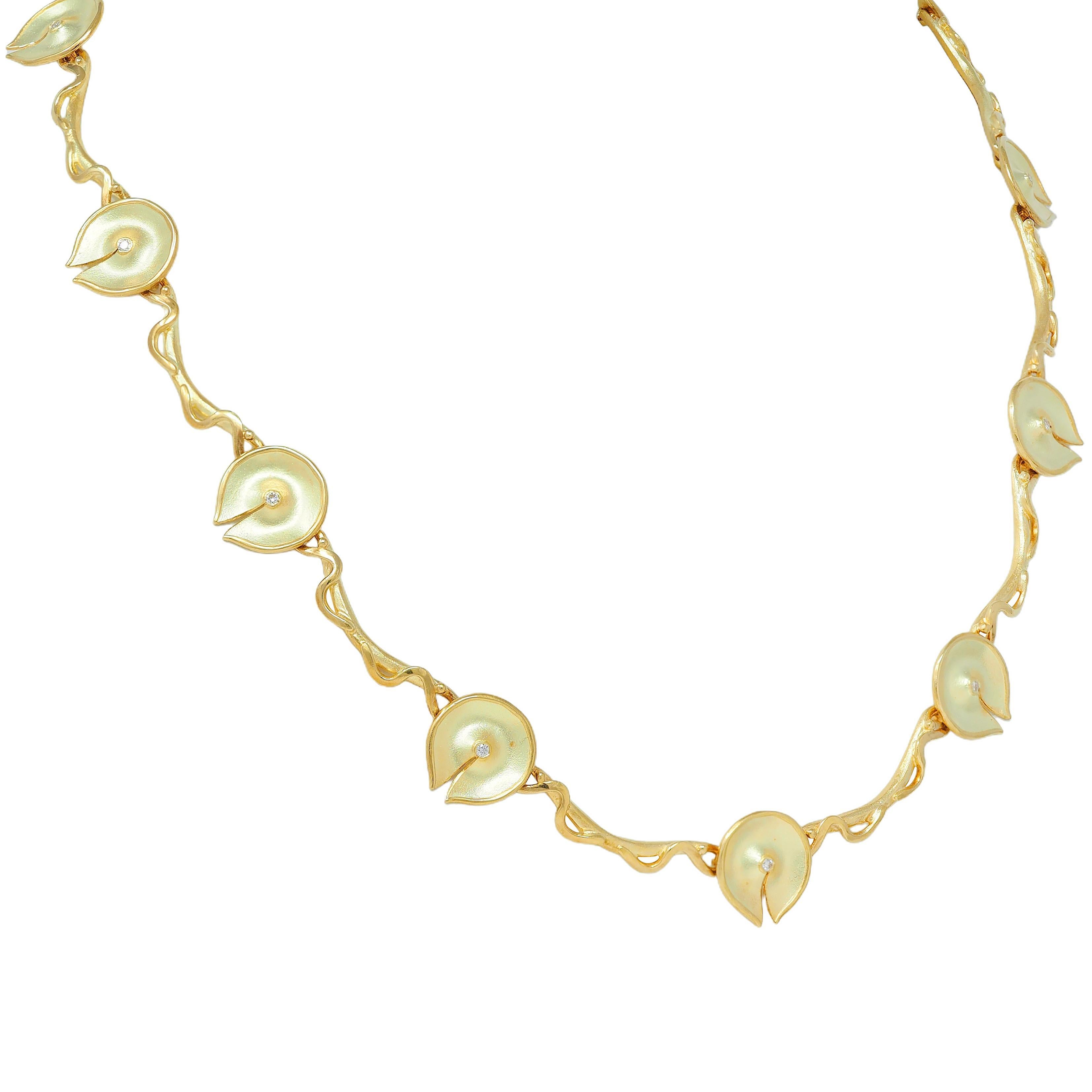 Taille ronde Collier moderne en or jaune 18 carats avec diamants et chaîne à nénuphars Vintage en vente