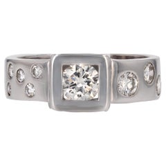 Bague moderniste en or blanc 18 carats avec diamants