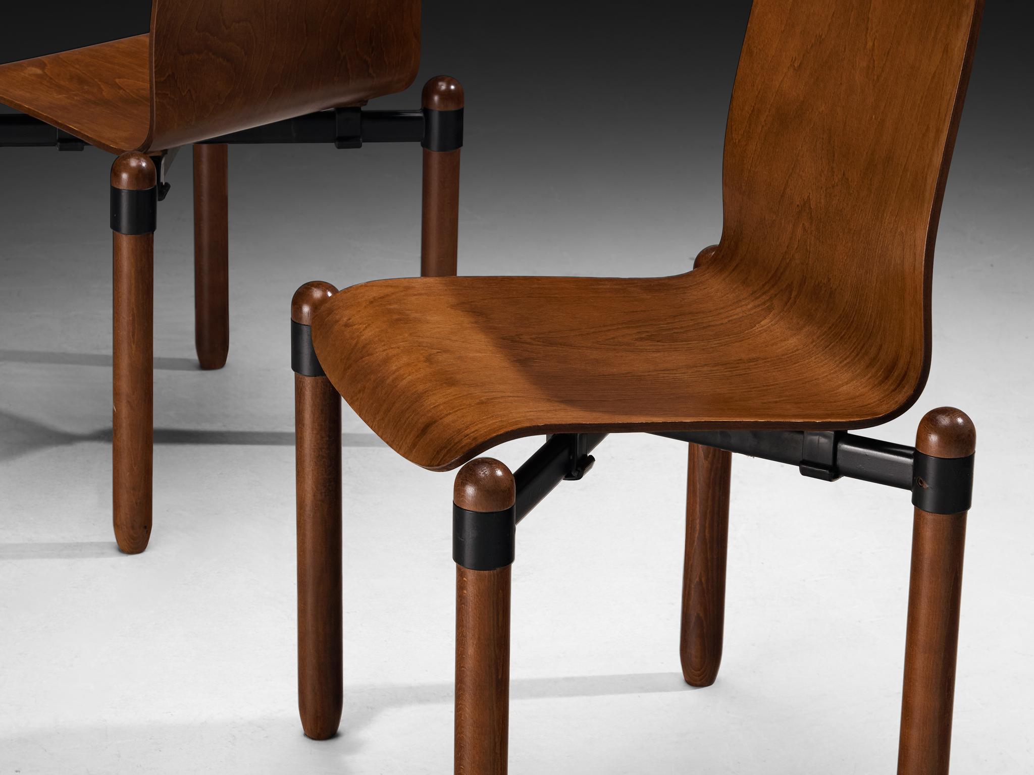 Sedie da pranzo, faggio, acciaio rivestito, Europa, anni '80

Il design di queste sedie degli anni '80 evita gli spigoli vivi o le forme troppo spigolose, puntando invece su gambe cilindriche e angoli arrotondati che conferiscono ai pezzi un