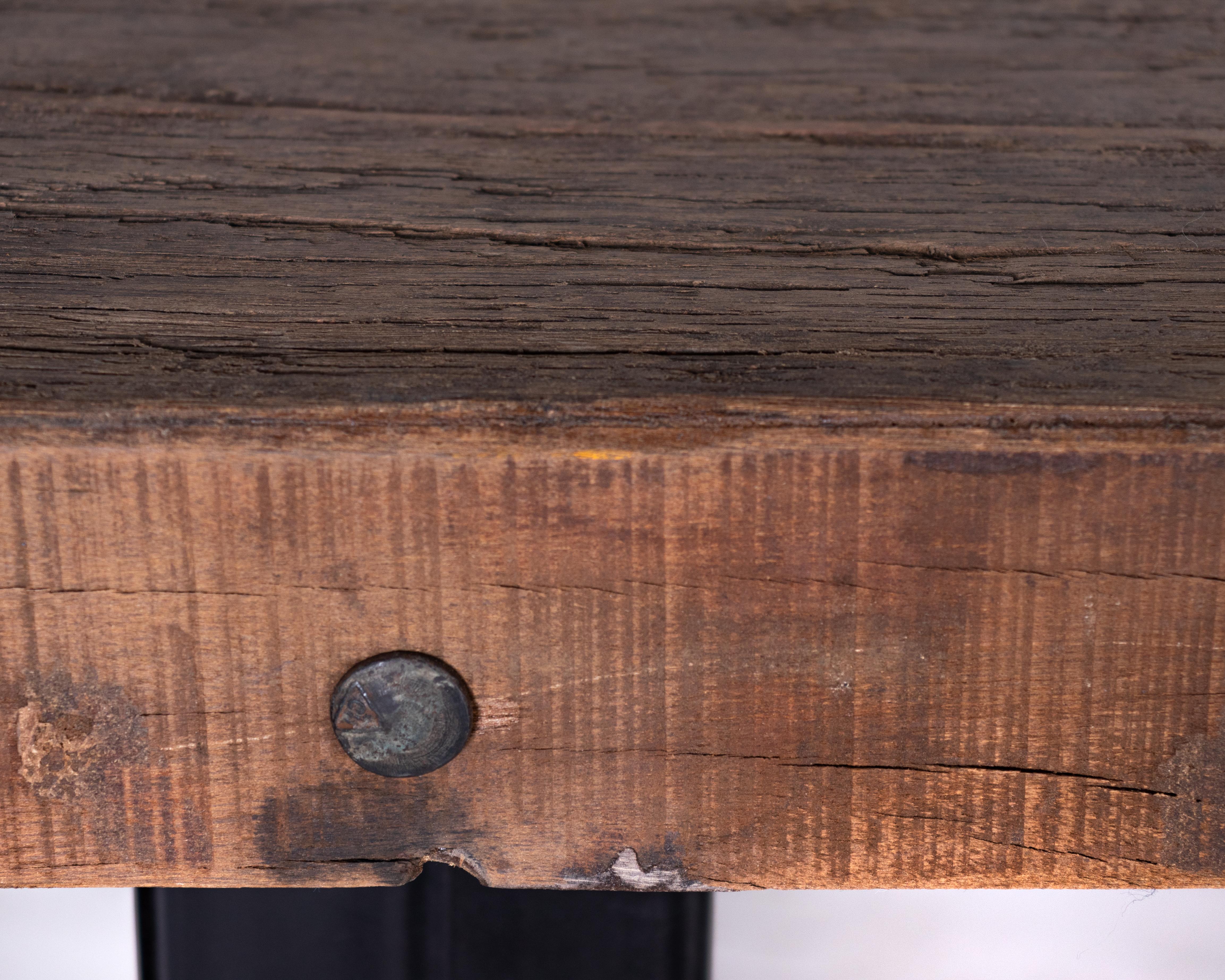 Esstisch im modernistischen Stil, Platte aus aufgearbeiteter Ulmenholz auf ebonisiertem Stahlsockel (Rustikal) im Angebot