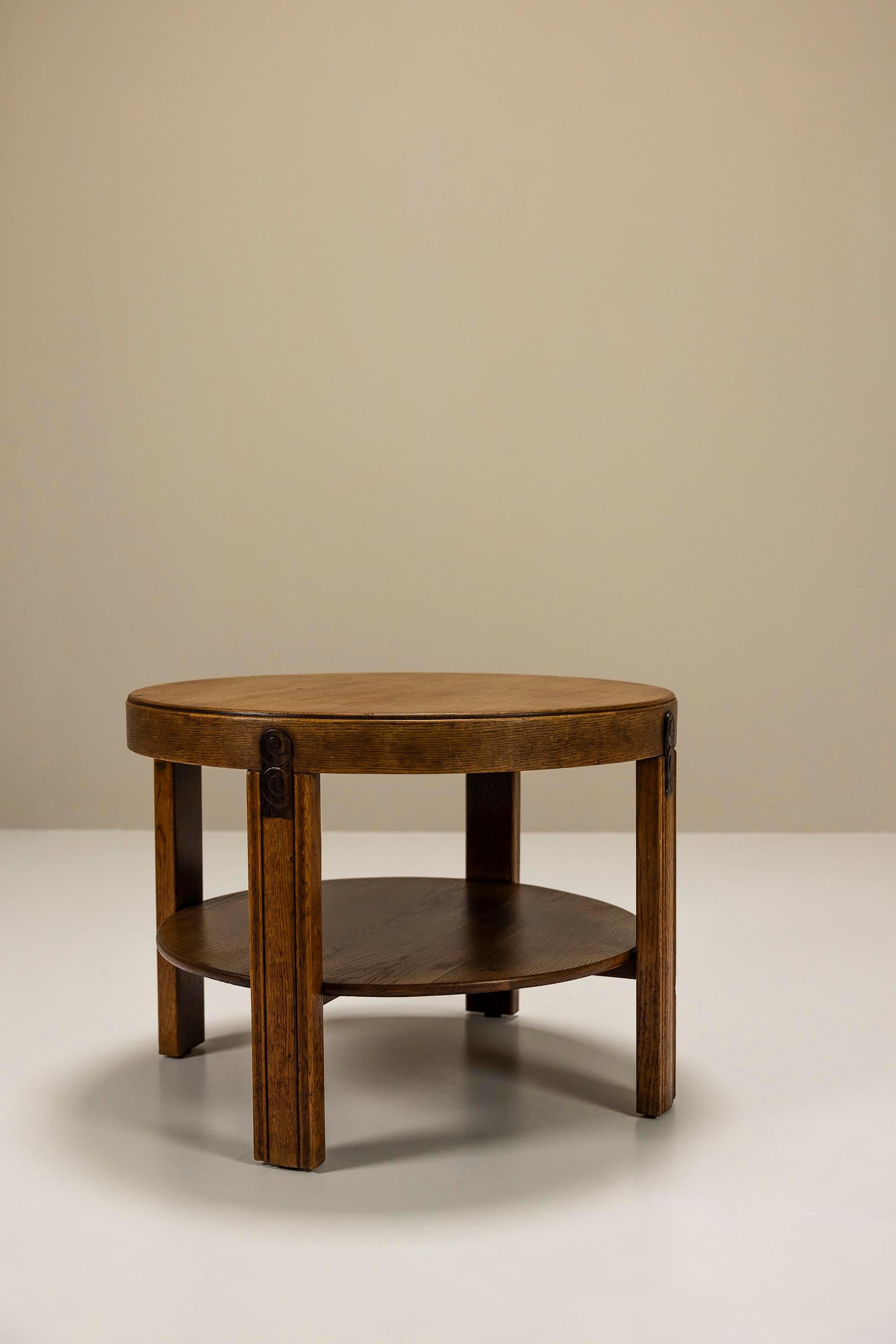 This modernist table is a typical design for the pre-war dutch period. It is a very minimalistic table with only subtle details. 

Design
This coffee- or sidetable has carved and gauched lines in the four legs. The connection between each leg and
