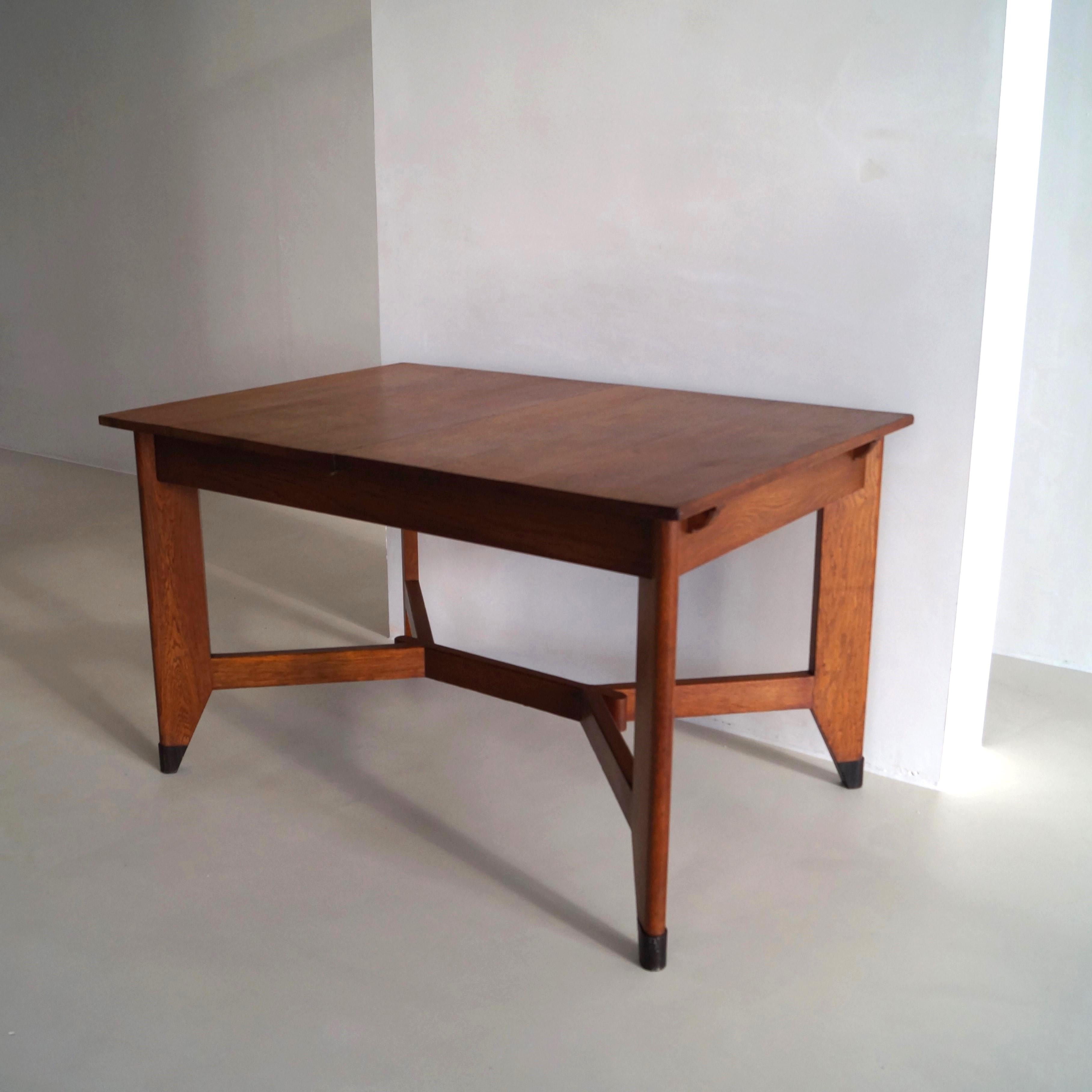 Modernist Dutch Art Deco dining table by Hendrik Wouda for Pander, 1920s In Good Condition For Sale In EVERDINGEN, NL