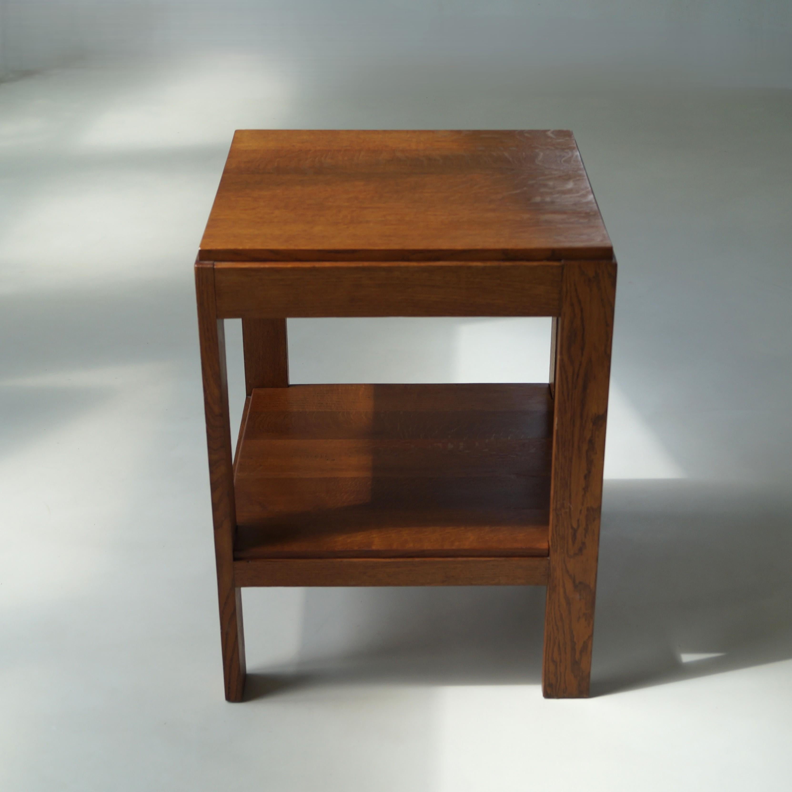 Modernist Dutch Art Deco oak side table by L.O.V. Oosterbeek, 1920s In Good Condition For Sale In EVERDINGEN, NL