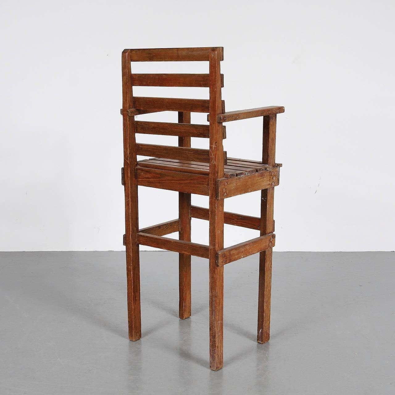 Modernist Dutch Children Chair in the Style of Gerrit Rietveld, circa 1950 In Good Condition For Sale In Barcelona, Barcelona