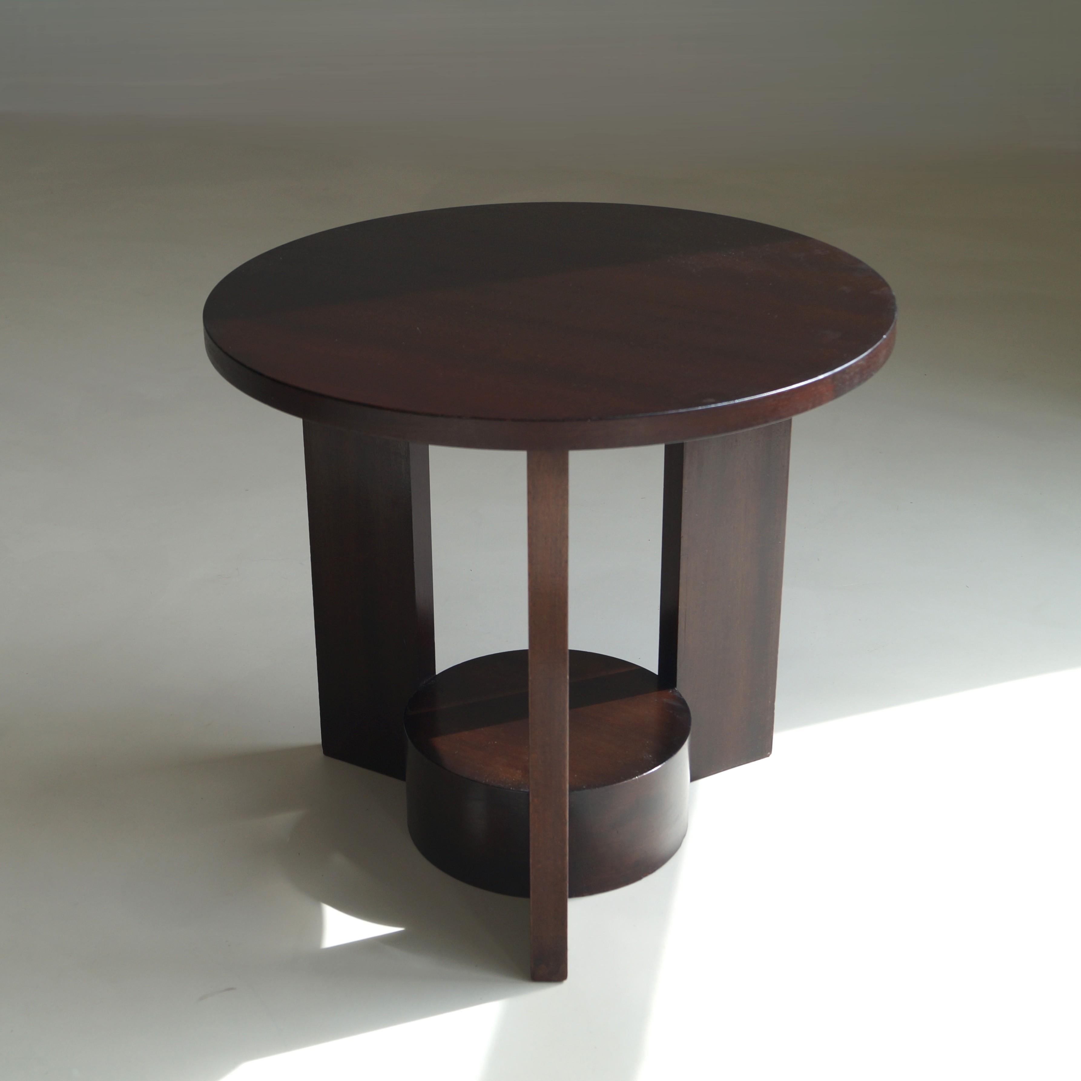Una elegante mesa modernista holandesa de tamaño modesto, que ejemplifica la refinada geometría y claridad arquitectónica del diseño de la Escuela de Haagse de principios del siglo XX. Ejecutada en caoba de ricos tonos, la pieza presenta una audaz